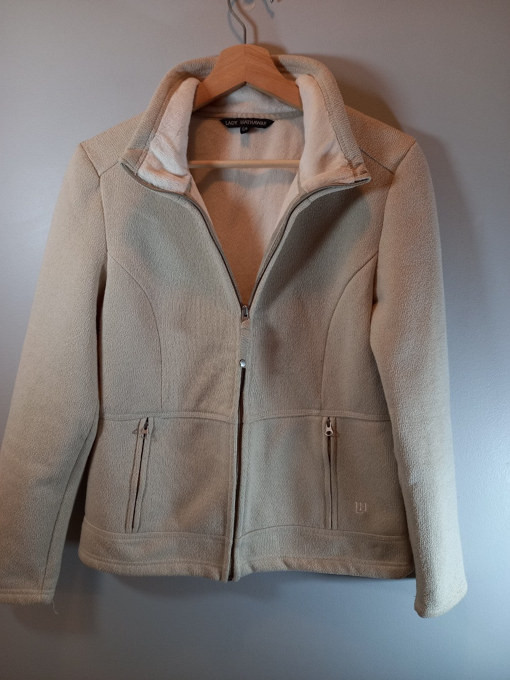 Lady Hathaway beige zippered jacket - Small (pilling)