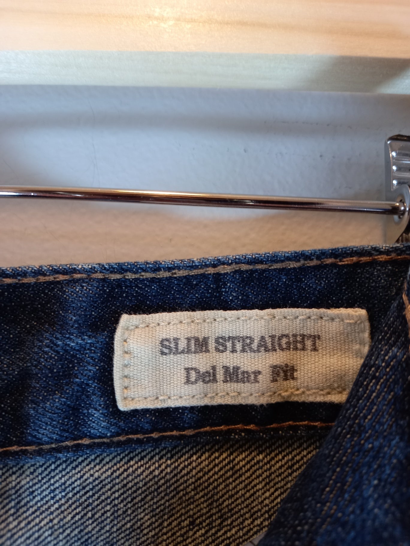 Guess dark wash jeans - SZ 32