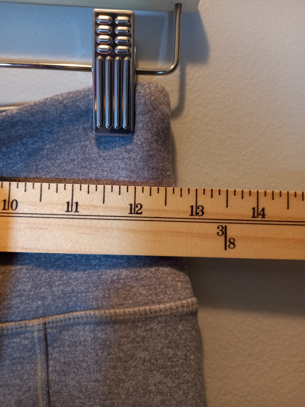 Lululemon grey crop leggings - SZ 6