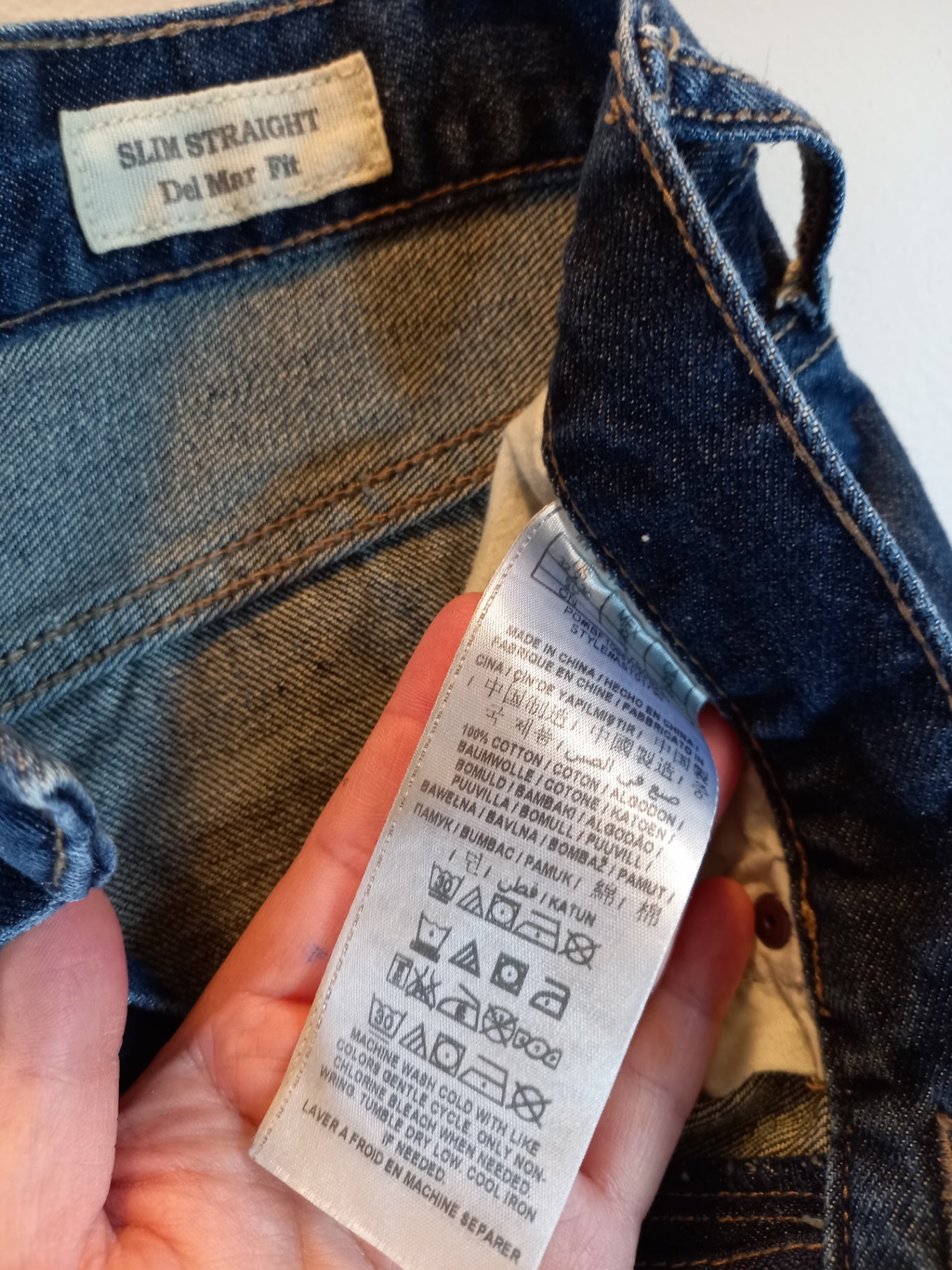 Guess dark wash jeans - SZ 32