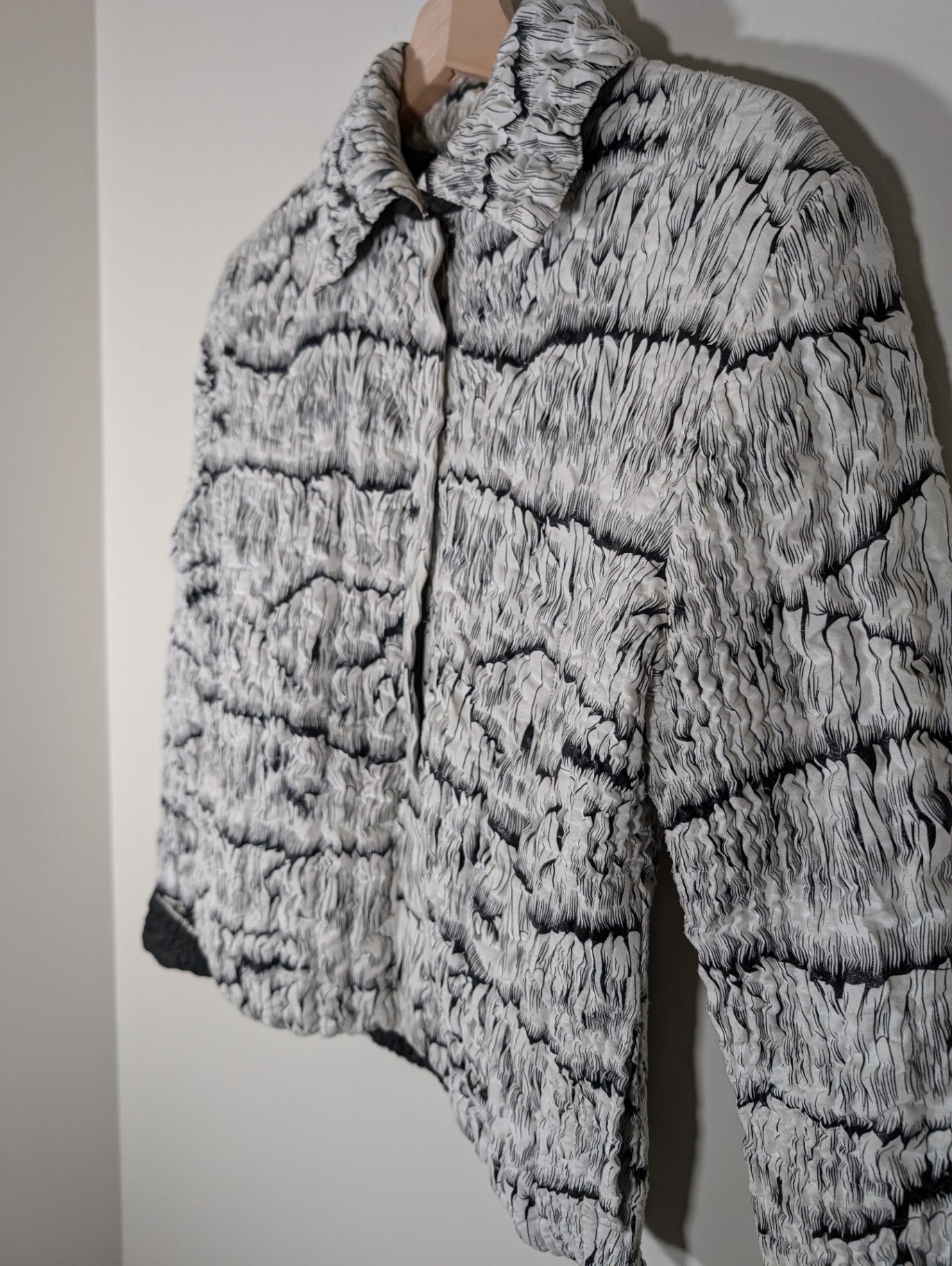 Ubu White Crinkle Jacket - appears Medium (staining)