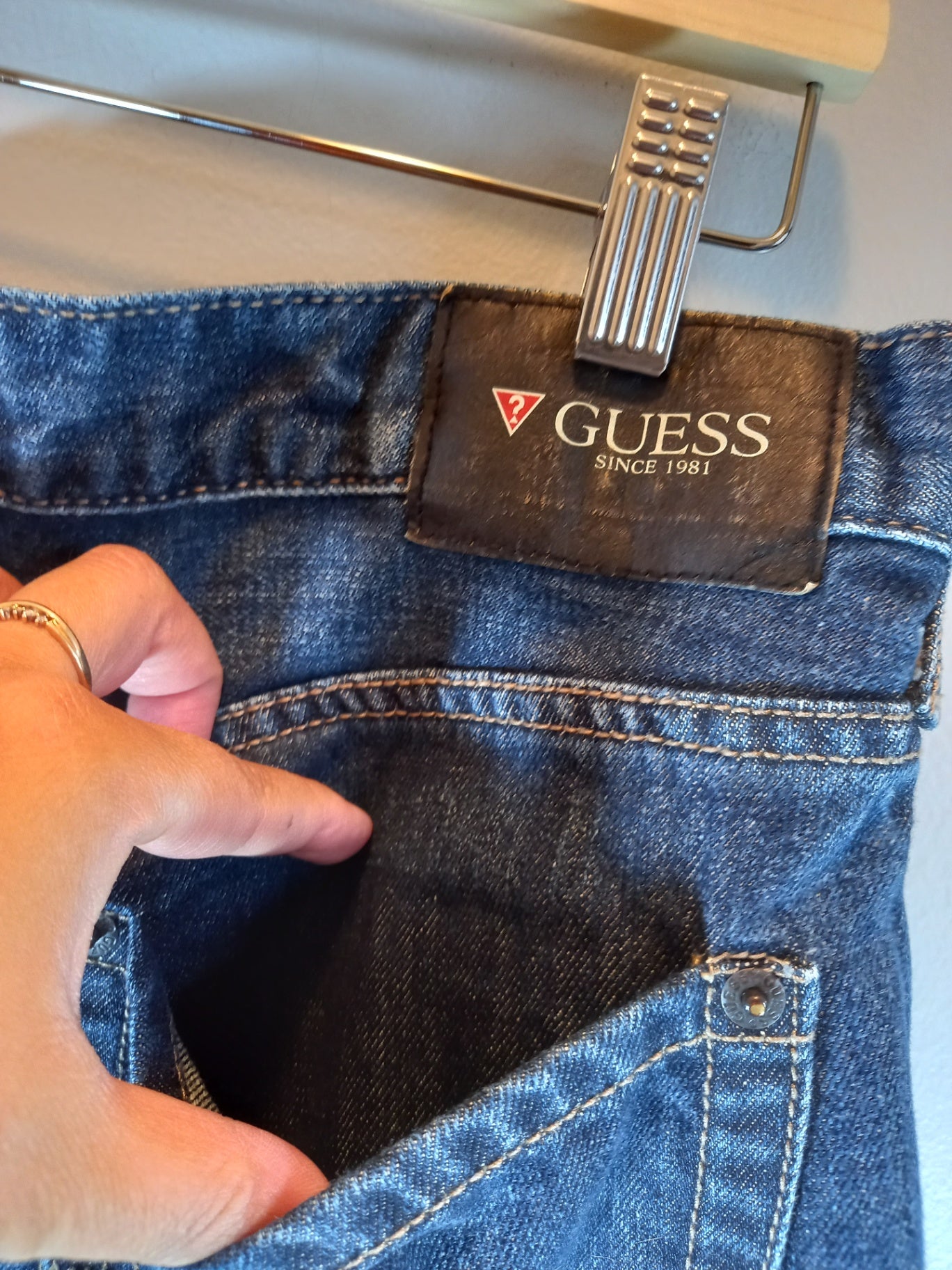 Guess dark wash jeans - SZ 32