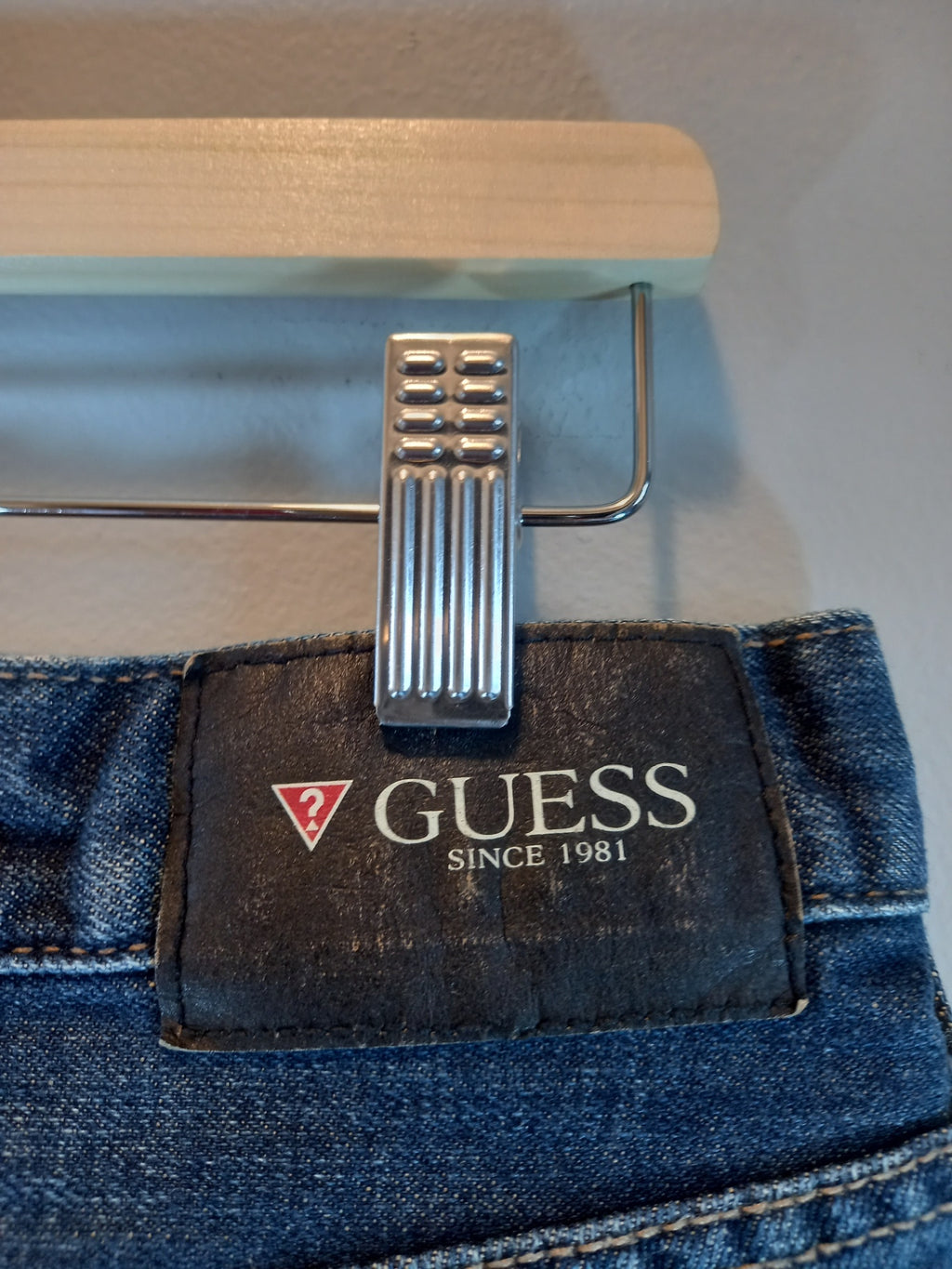 Guess dark wash jeans - SZ 32