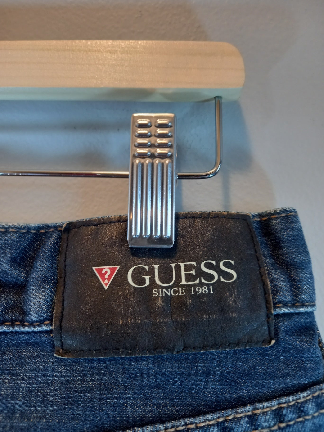 Guess dark wash jeans - SZ 32