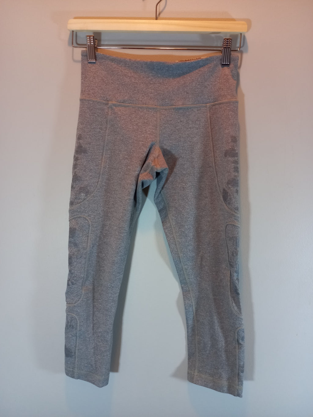 Lululemon grey crop leggings - SZ 6