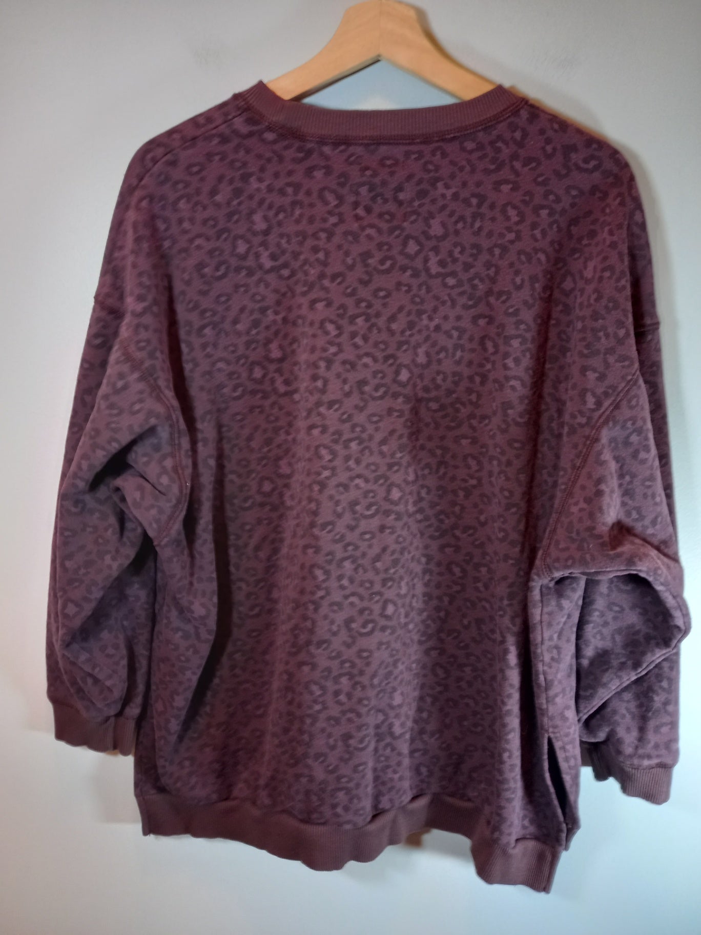 American Eagle maroon leopard print crewneck - Medium