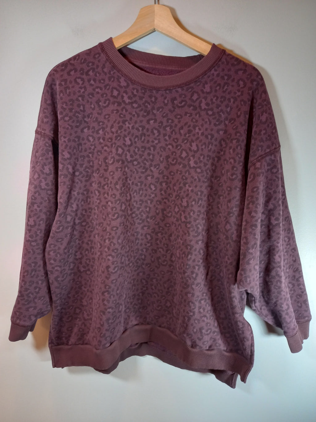 American Eagle maroon leopard print crewneck - Medium
