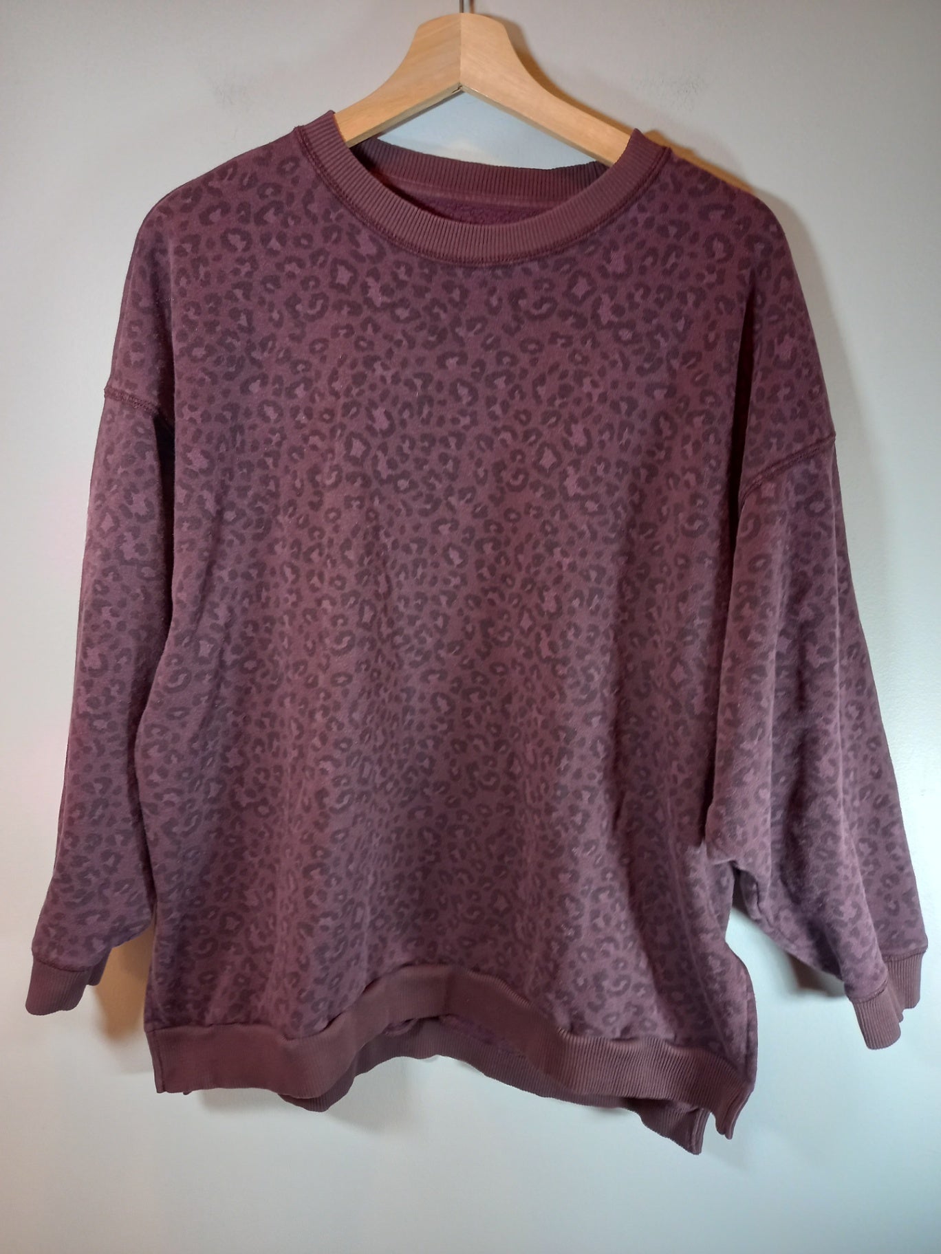 American Eagle maroon leopard print crewneck - Medium