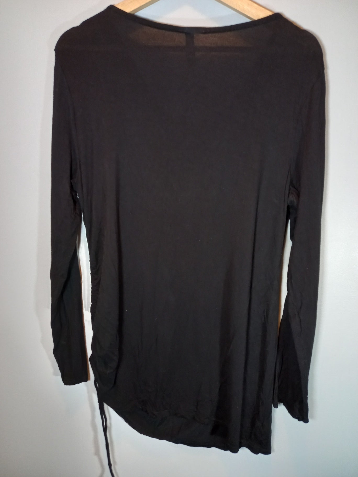 No label black long-sleeve - appears Large