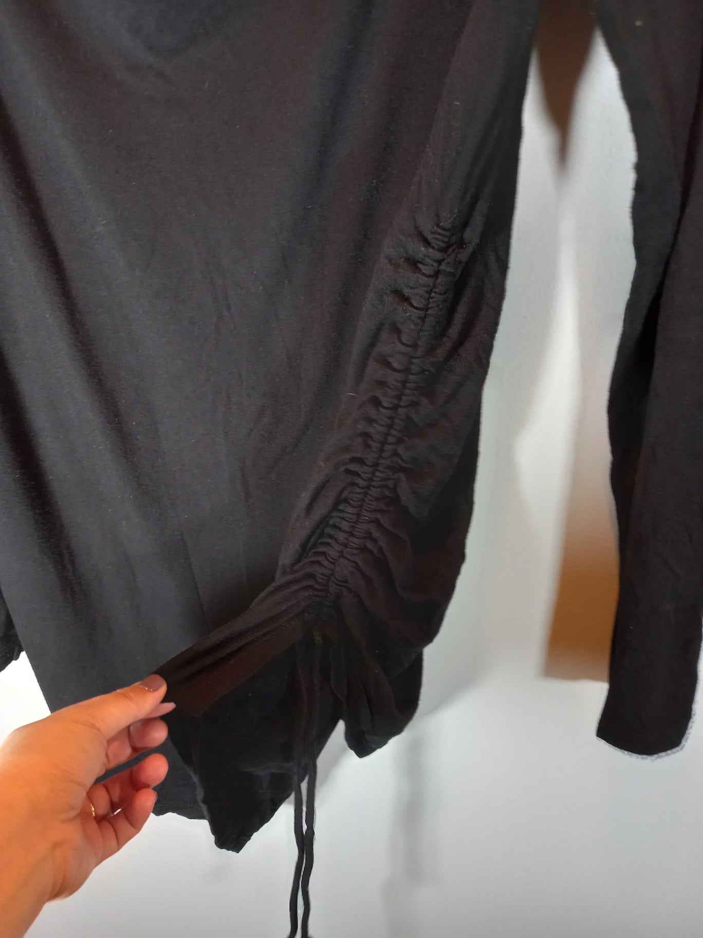 No label black long-sleeve - appears Large