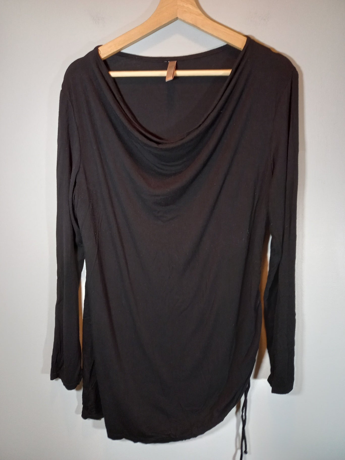 No label black long-sleeve - appears Large