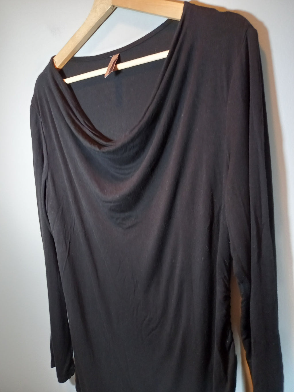 No label black long-sleeve - appears Large