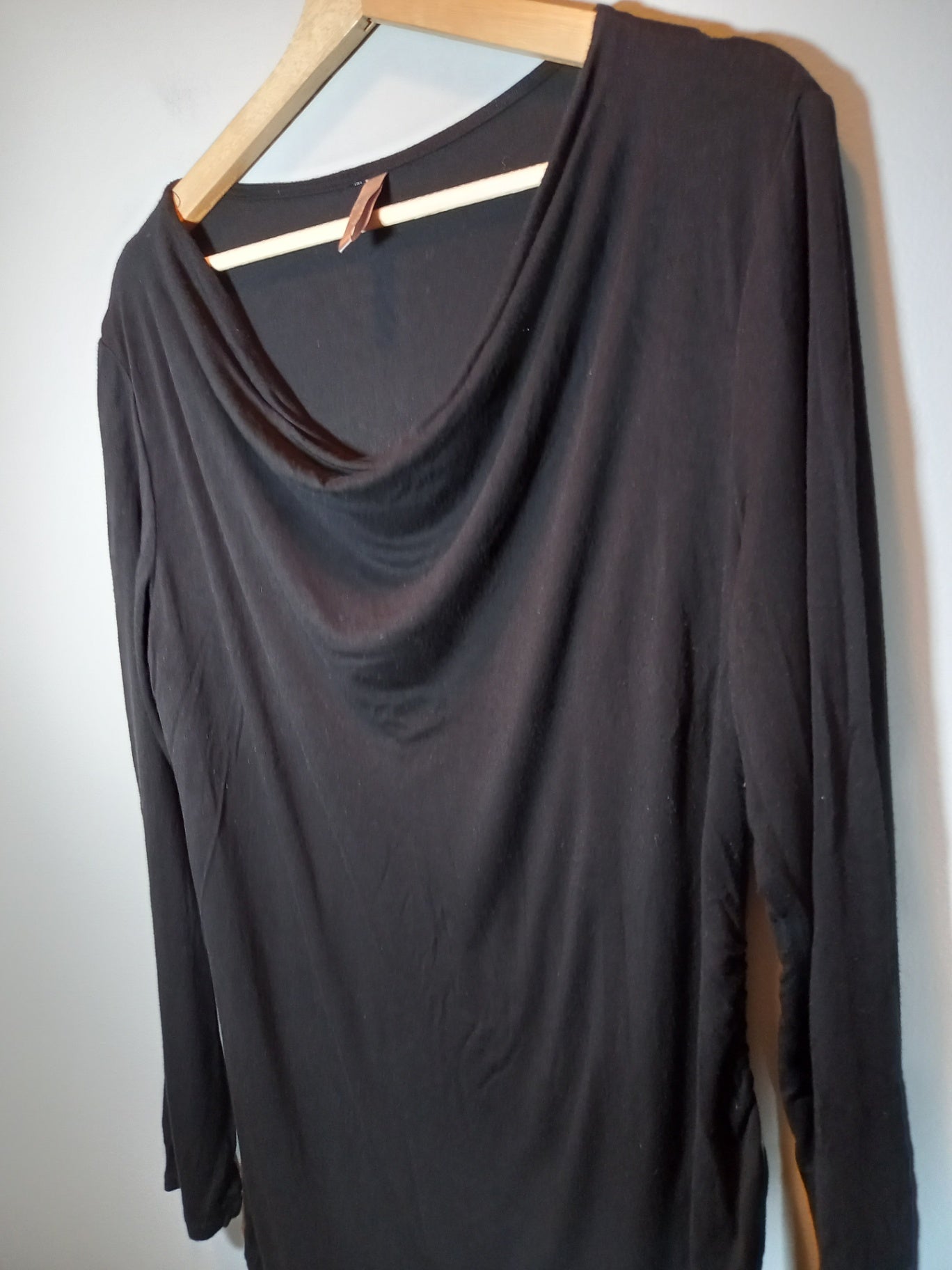 No label black long-sleeve - appears Large