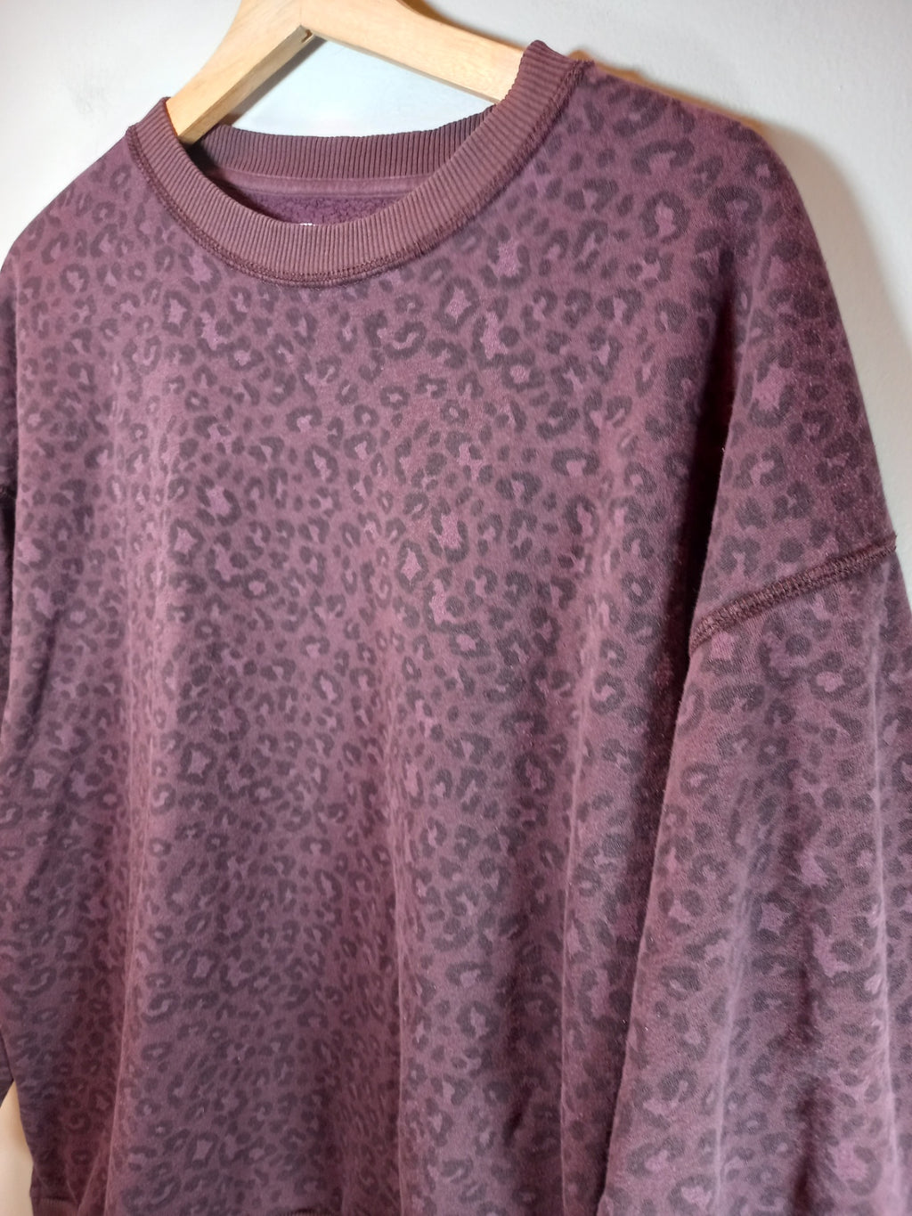 American Eagle maroon leopard print crewneck - Medium