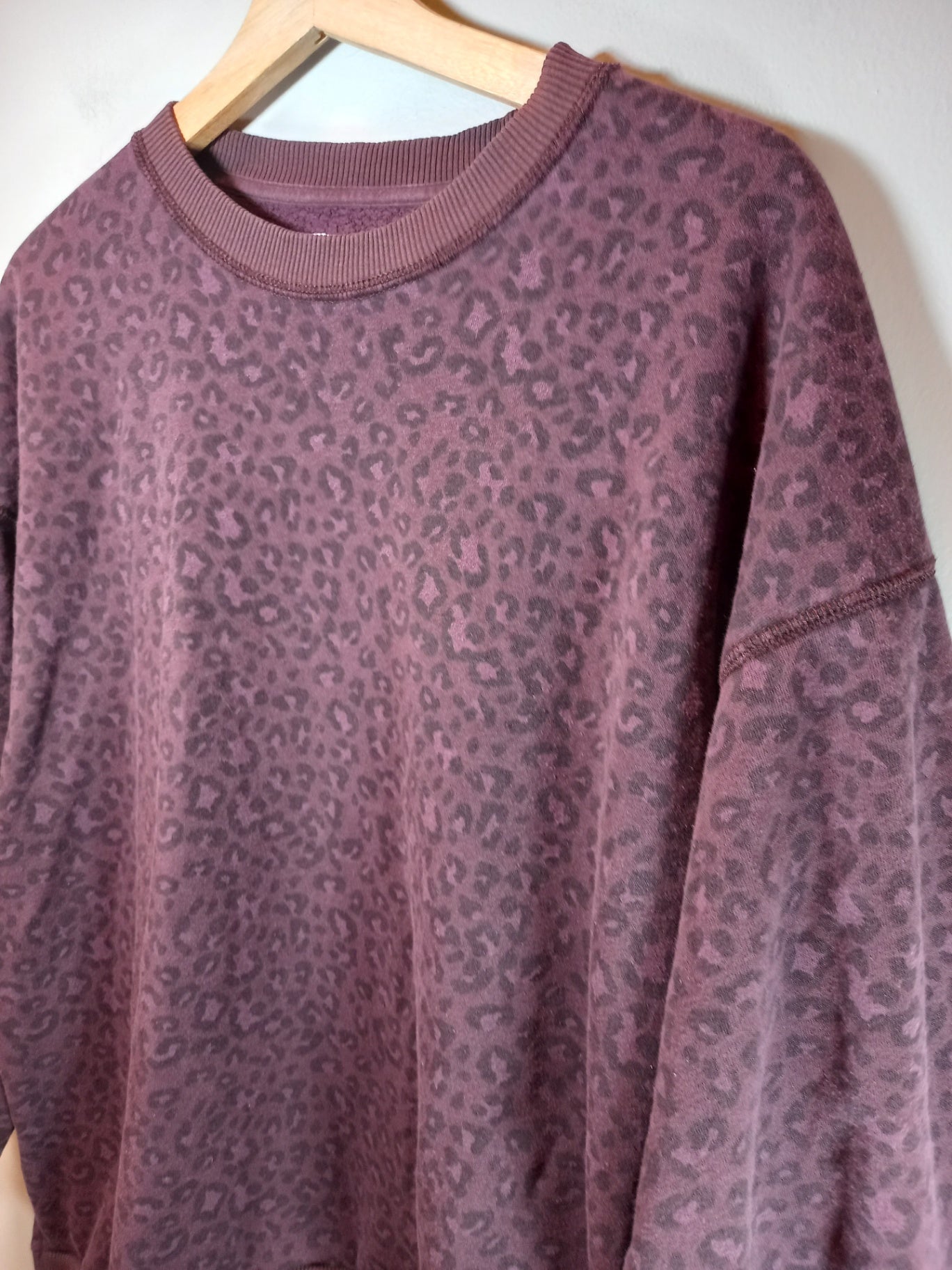 American Eagle maroon leopard print crewneck - Medium