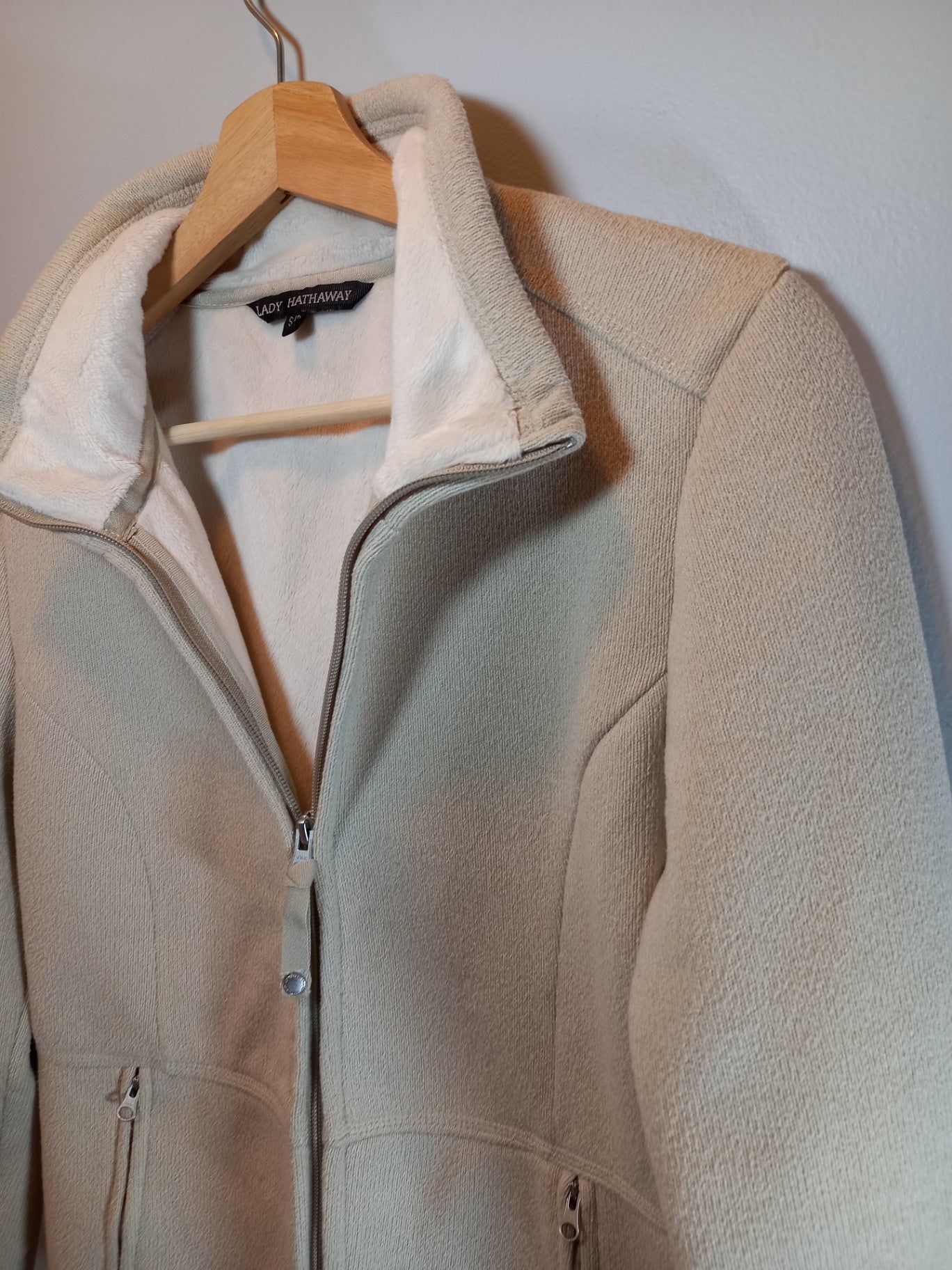 Lady Hathaway beige zippered jacket - Small (pilling)