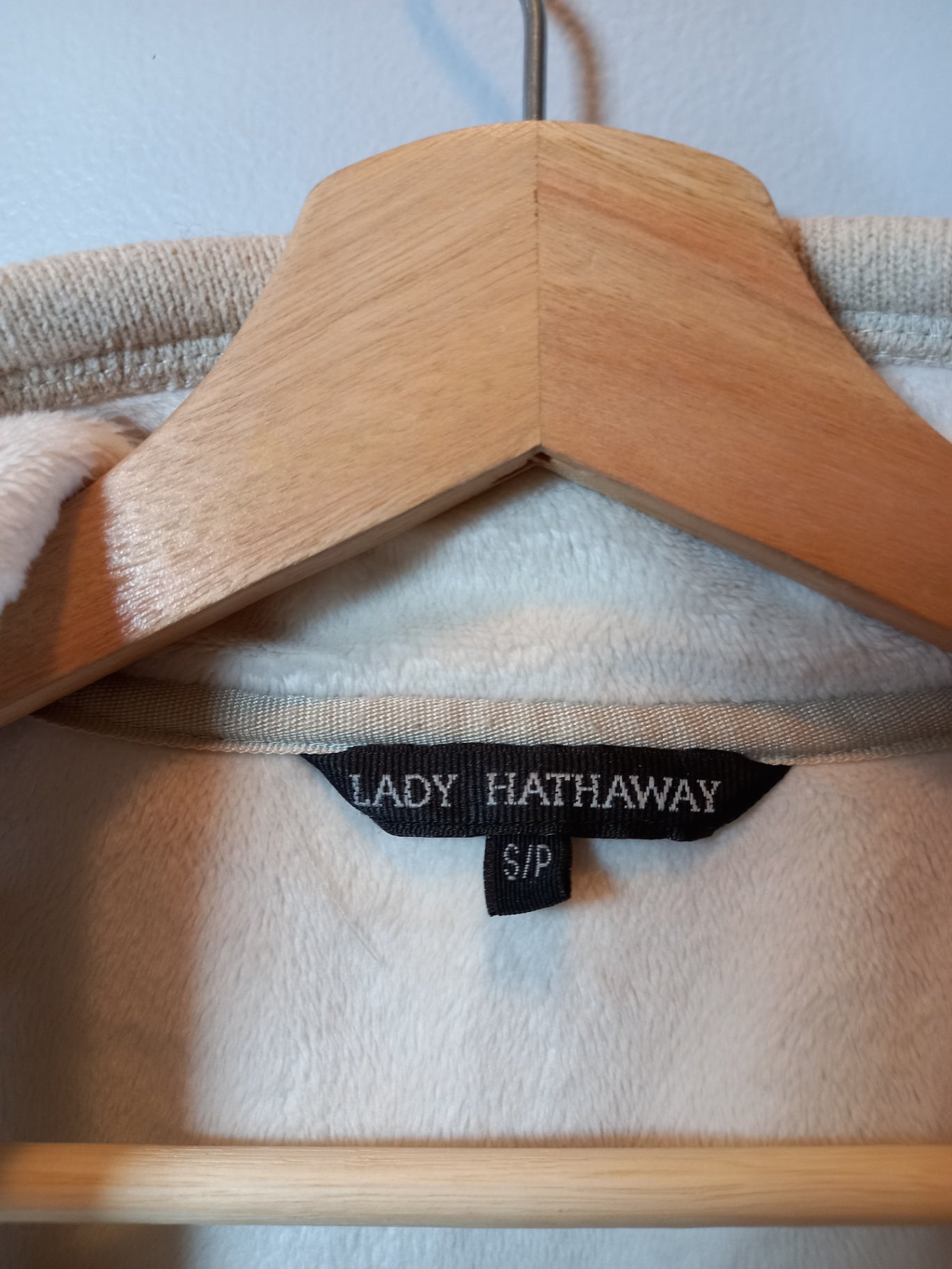Lady Hathaway beige zippered jacket - Small (pilling)