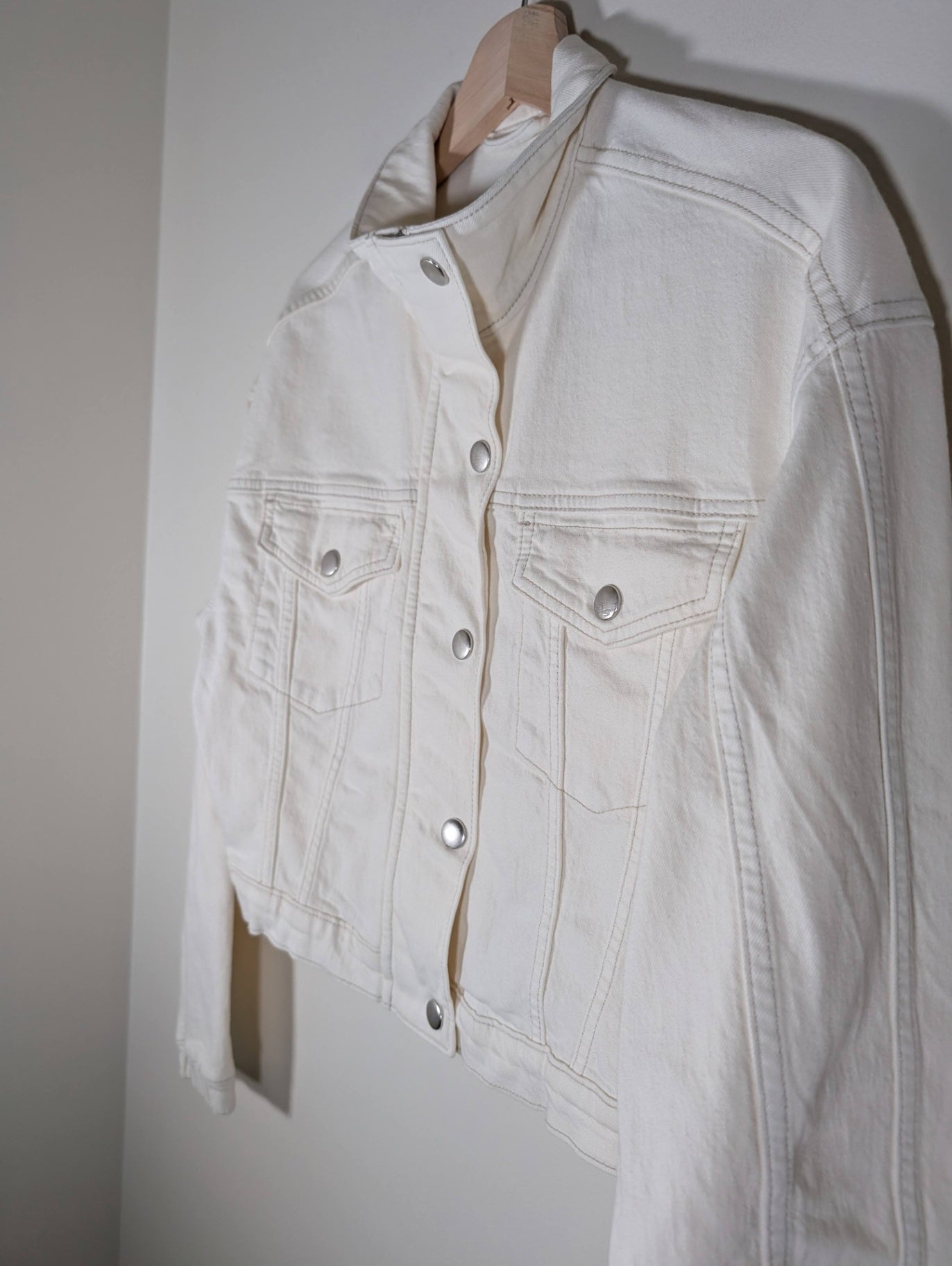 NWT Abercrombie & Fitch Crop White Jean Jacket - Small