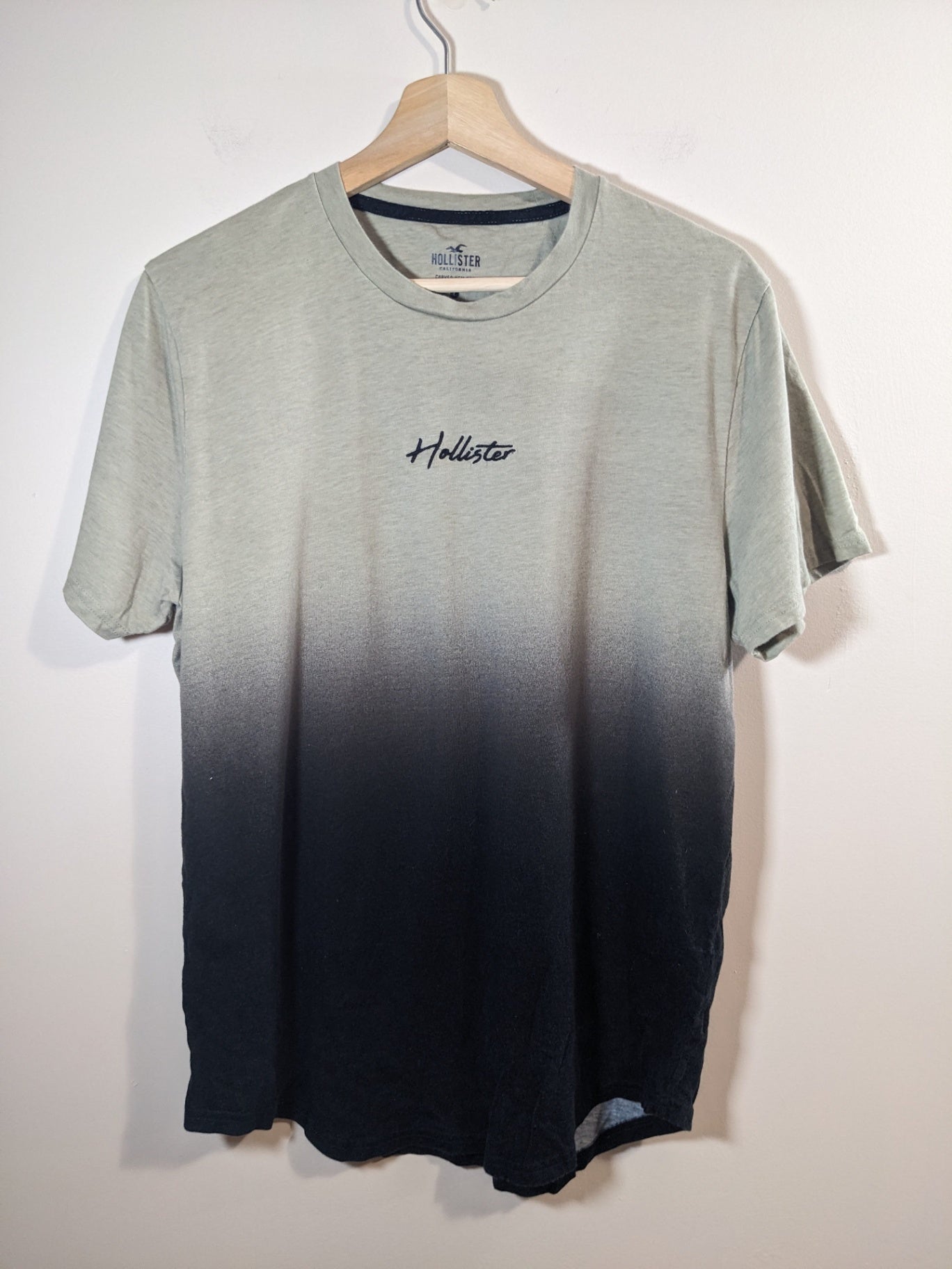 Hollister curved hem tee - Men's Large