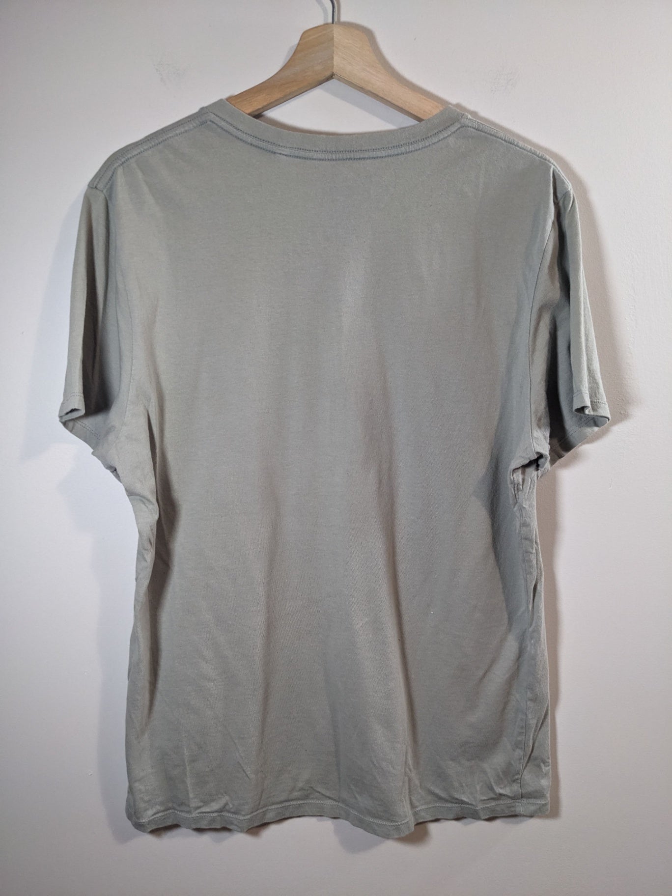 Guess graphic tee -Men's Large