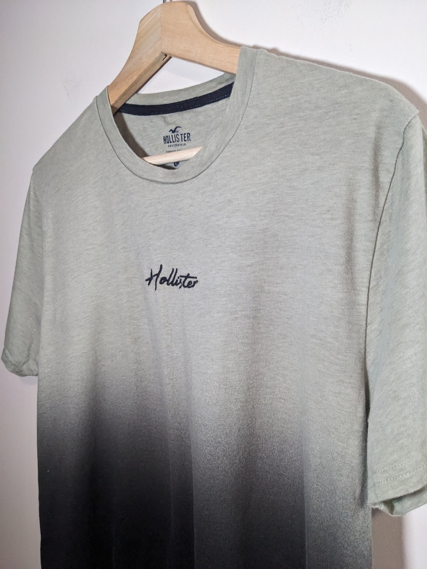 Hollister curved hem tee - Men's Large