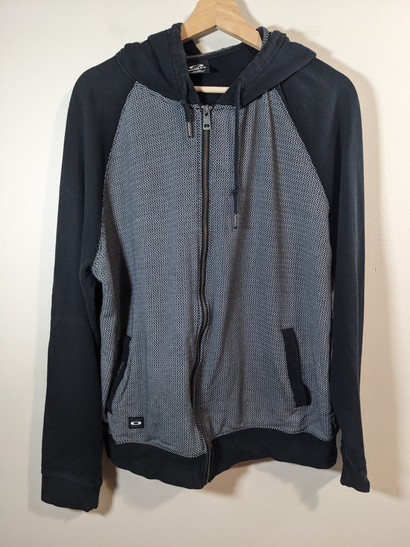 Oakley zip up hoodie - Men's Medium
