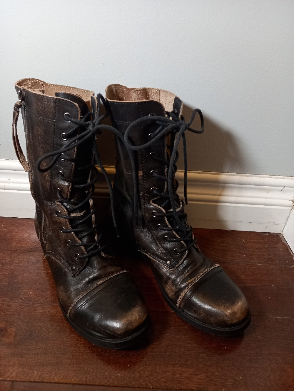 Aldo lace up boots - SZ 8 (Minor Flaw)