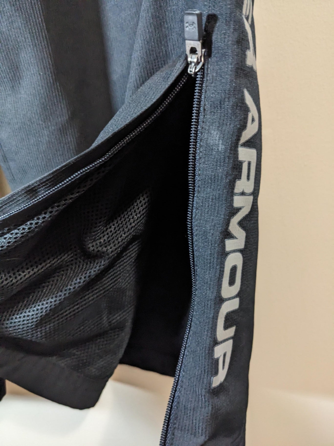 Under Armour mesh lined track pants - Medium