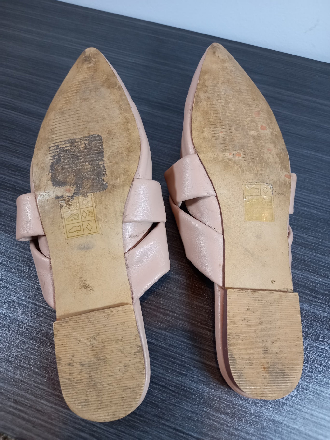 Le Chateau Slip On Flats - SZ 8 (Minor Flaw)
