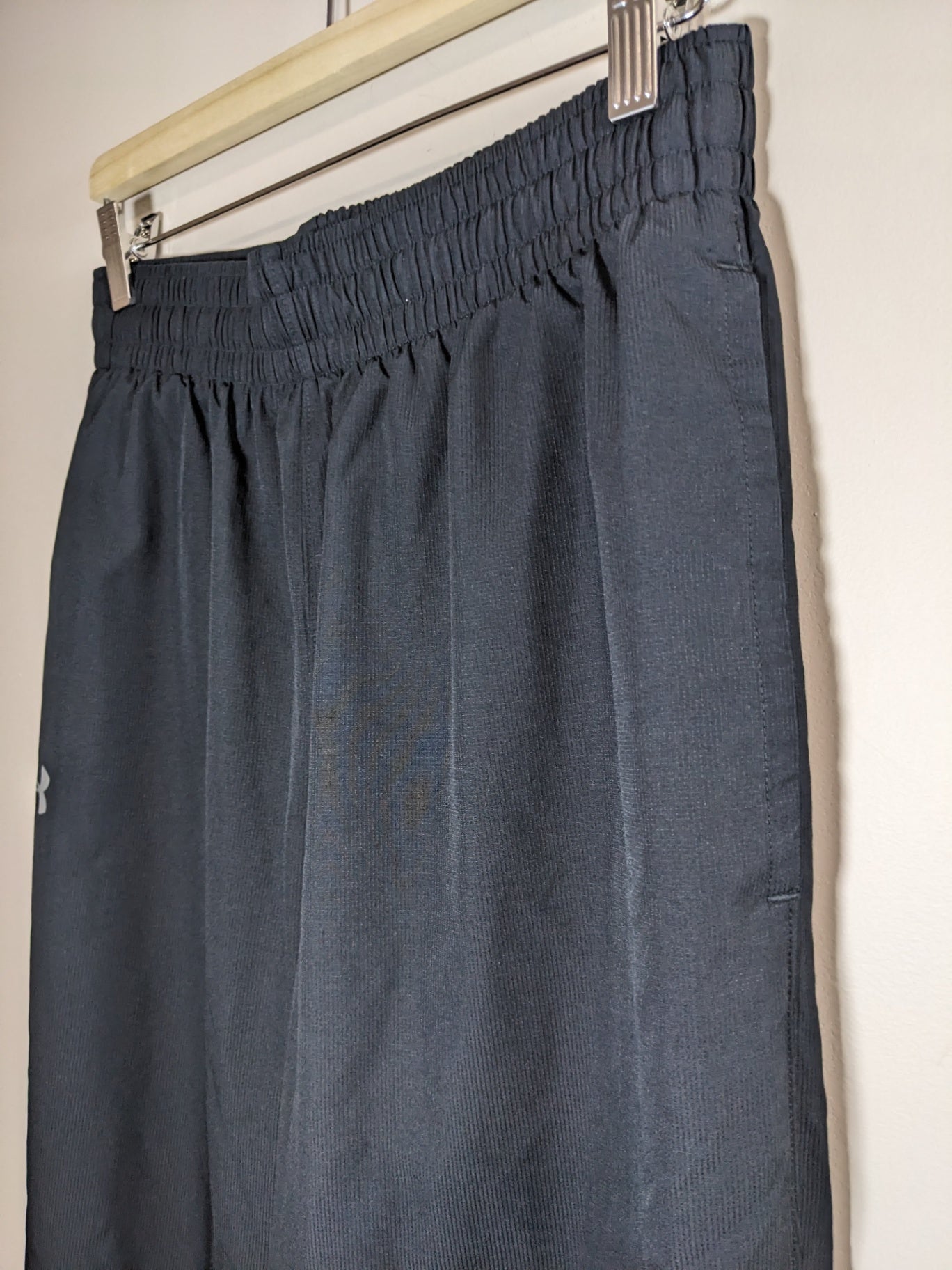 Under Armour mesh lined track pants - Medium
