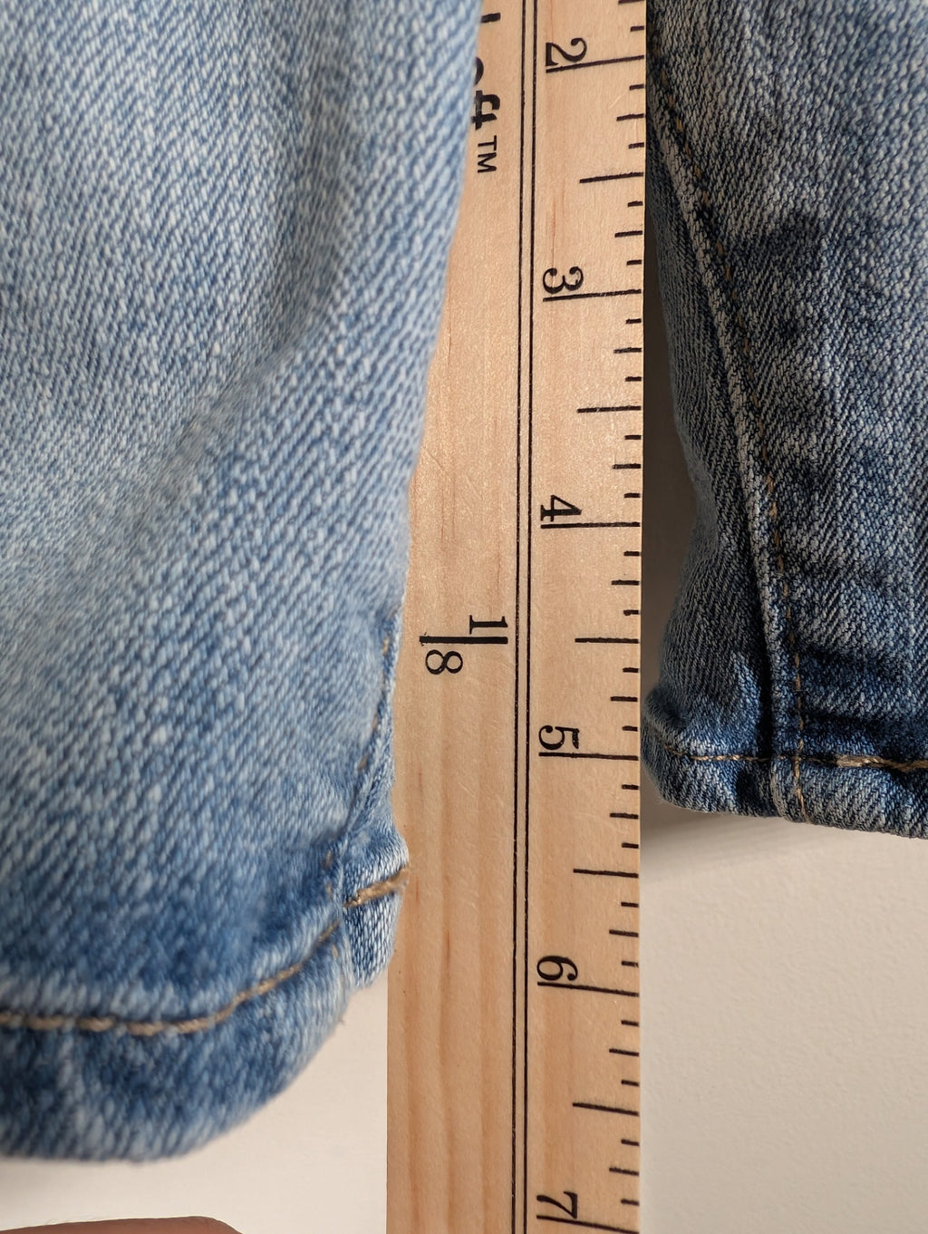 Levi's denim shorts - SZ 28