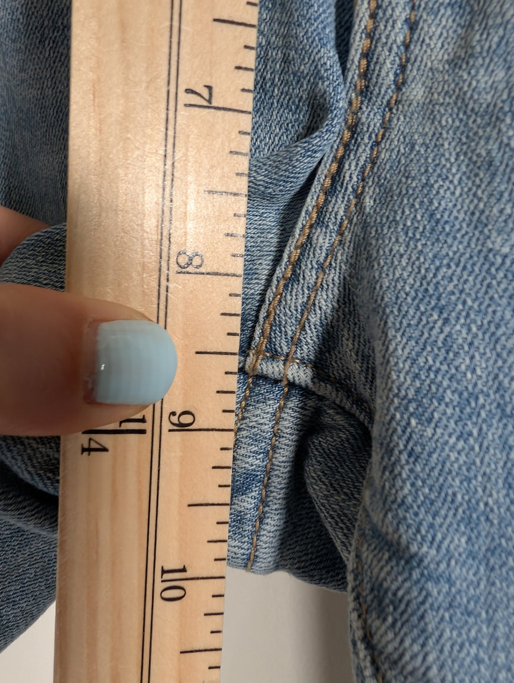 Levi's denim shorts - SZ 28