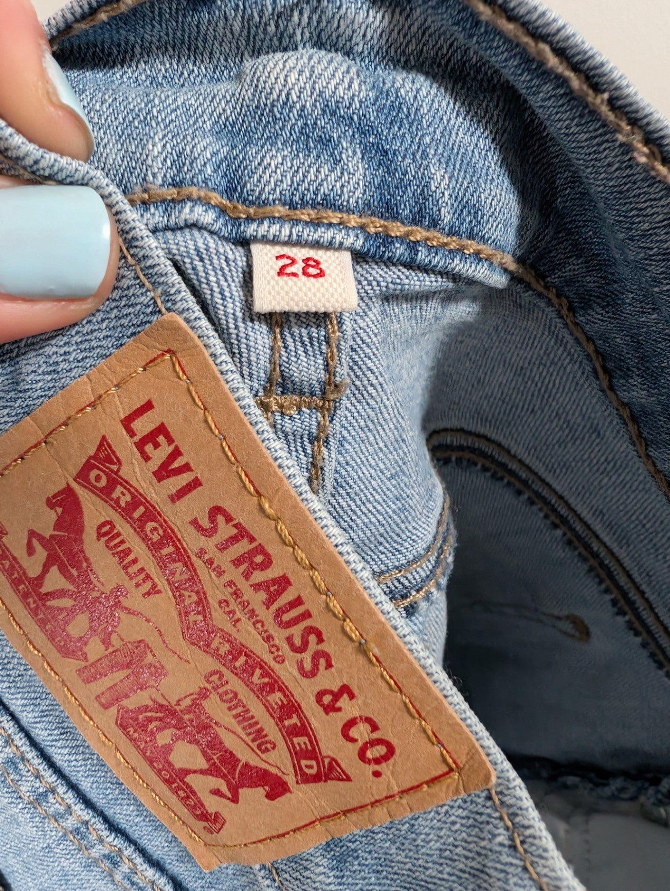 Levi's denim shorts - SZ 28