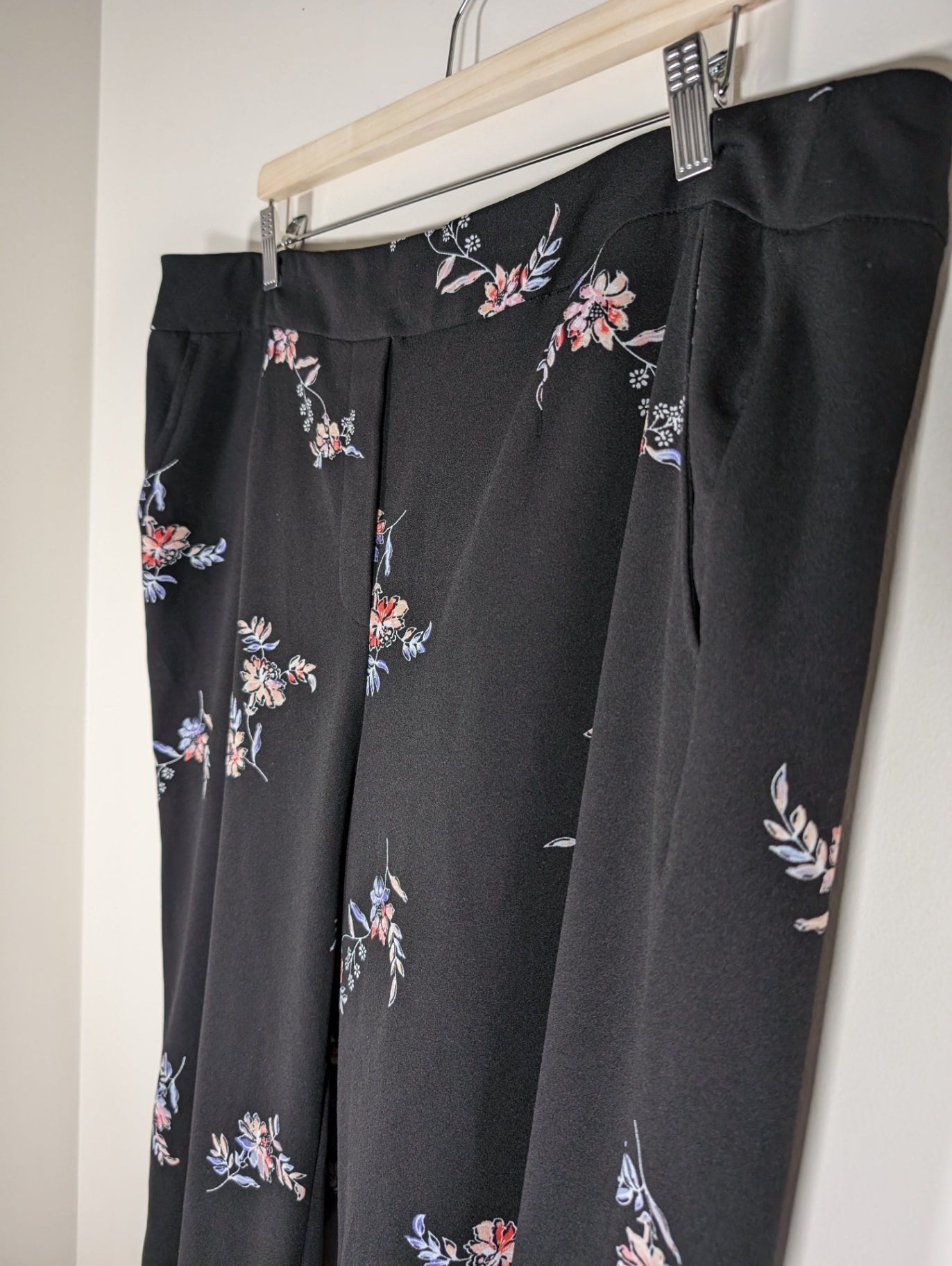 Michel Studio Collection Floral Pant - SZ 18 (loose threads)