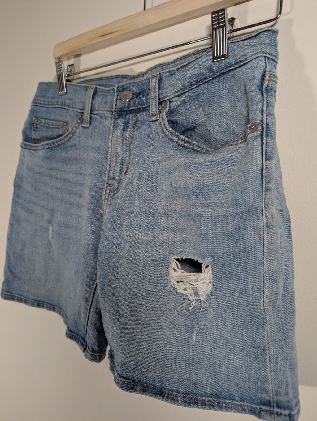 Levi's denim shorts - SZ 28