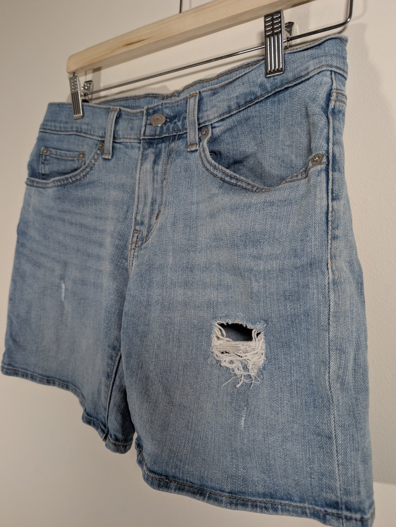 Levi's denim shorts - SZ 28
