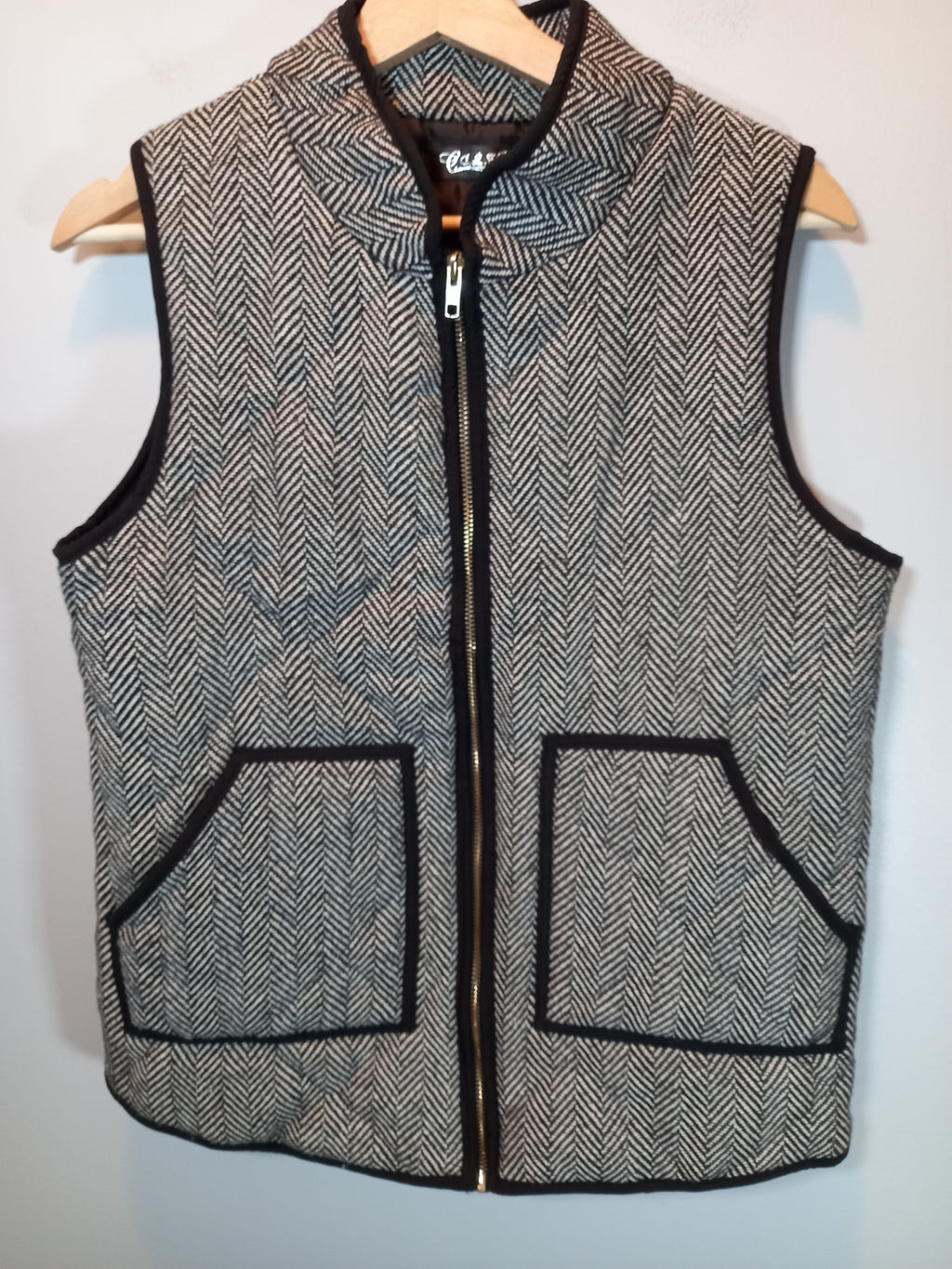 Care Black & White Vest Looks to be a Medium