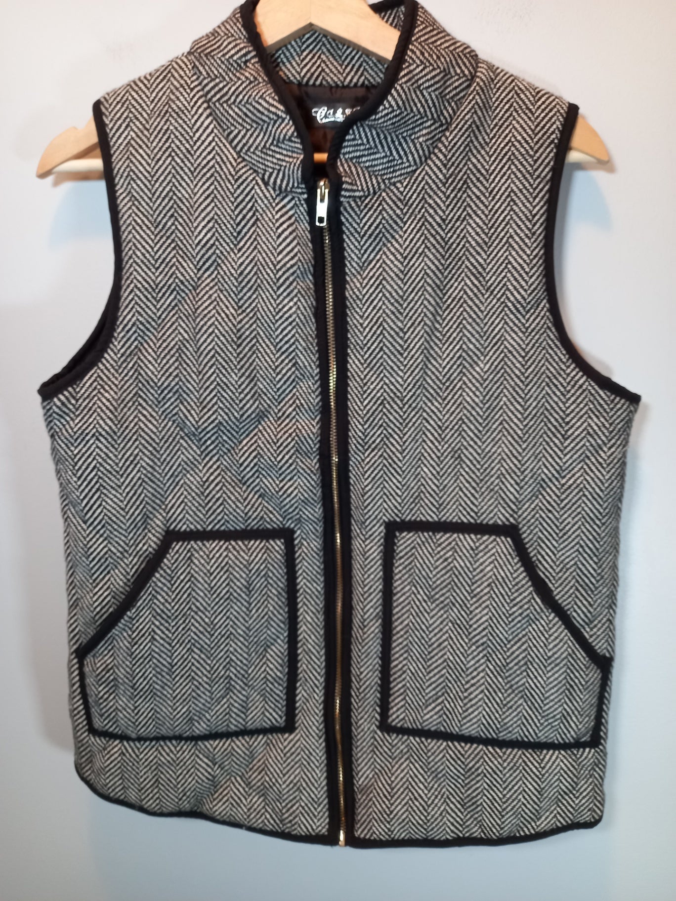 Care Black & White Vest Looks to be a Medium