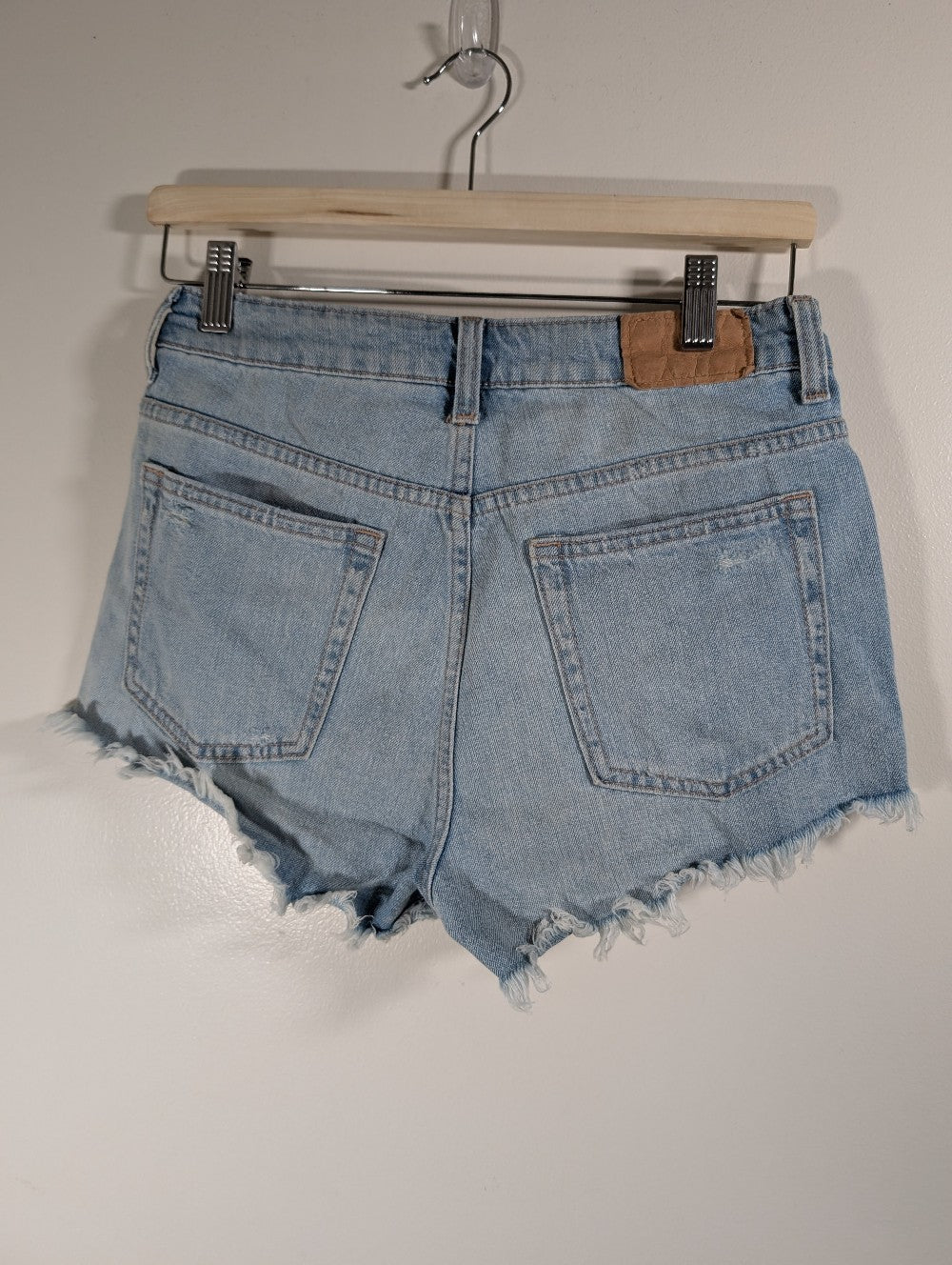 Divided H&M jean shorts - SZ 6 (Minor Flaw)