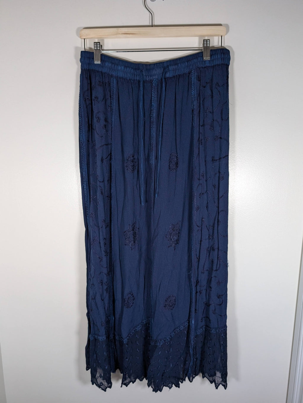 Model France Embroidered Skirt - XL