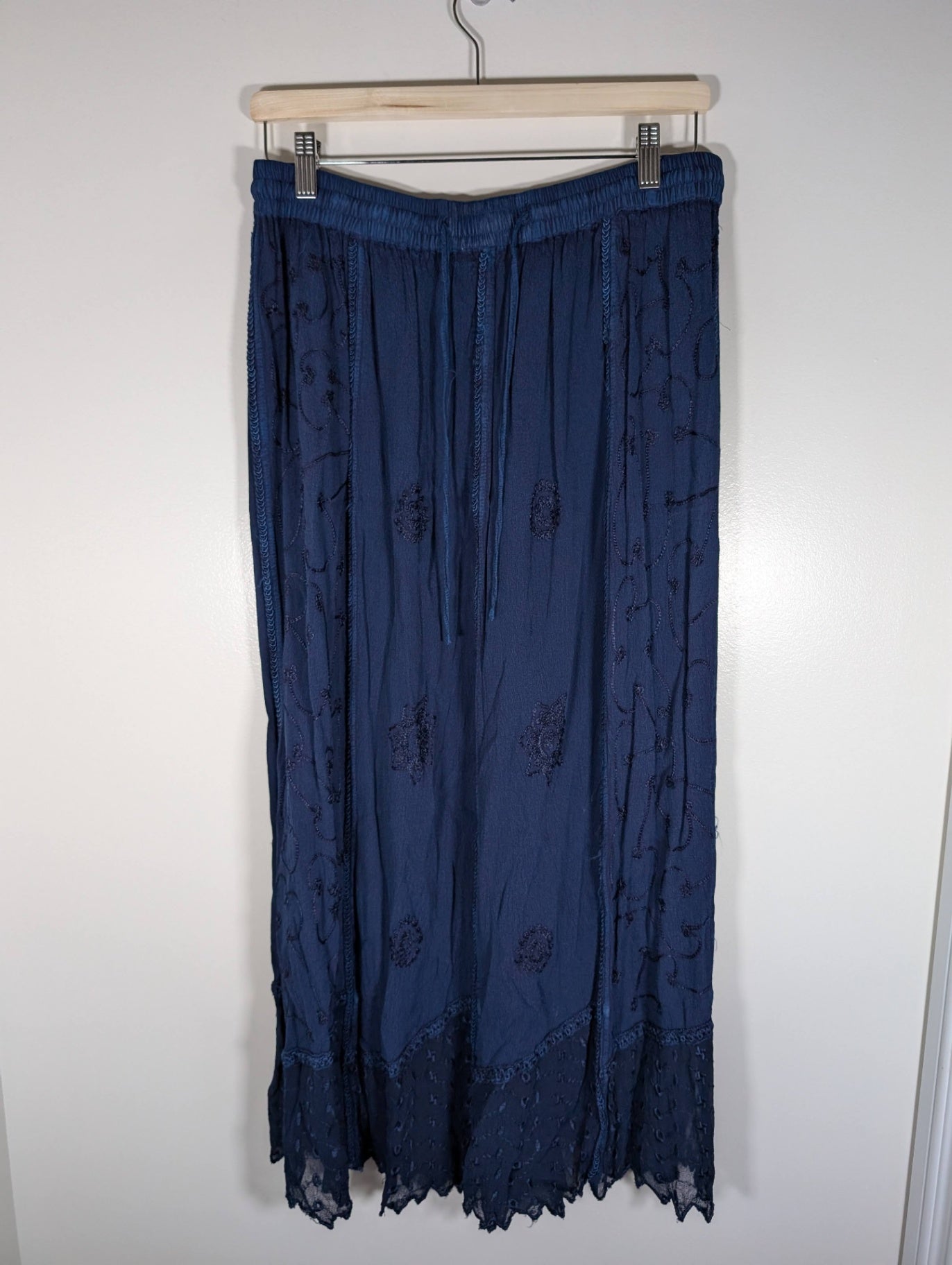 Model France Embroidered Skirt - XL