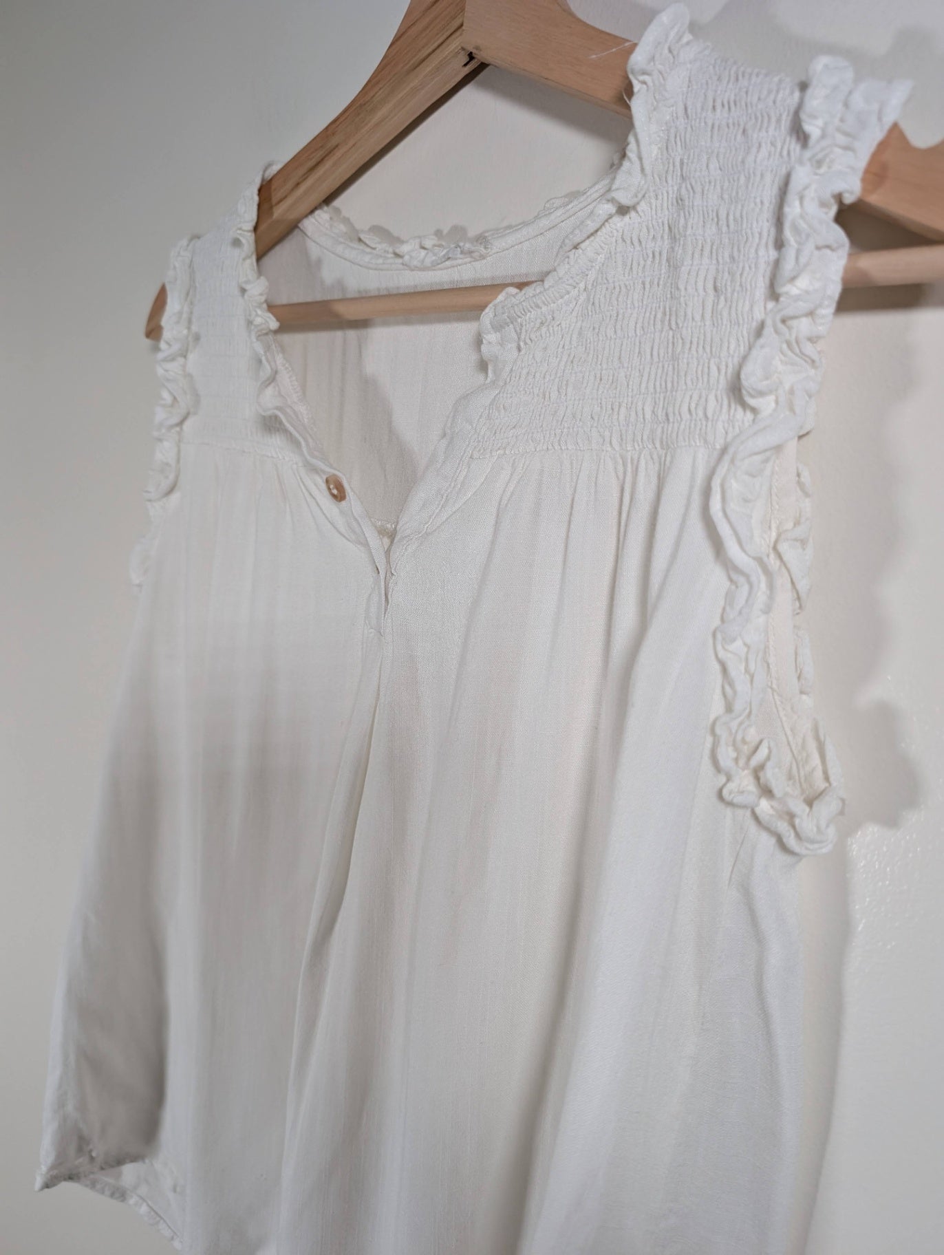 No label white ruffle blouse - appears small