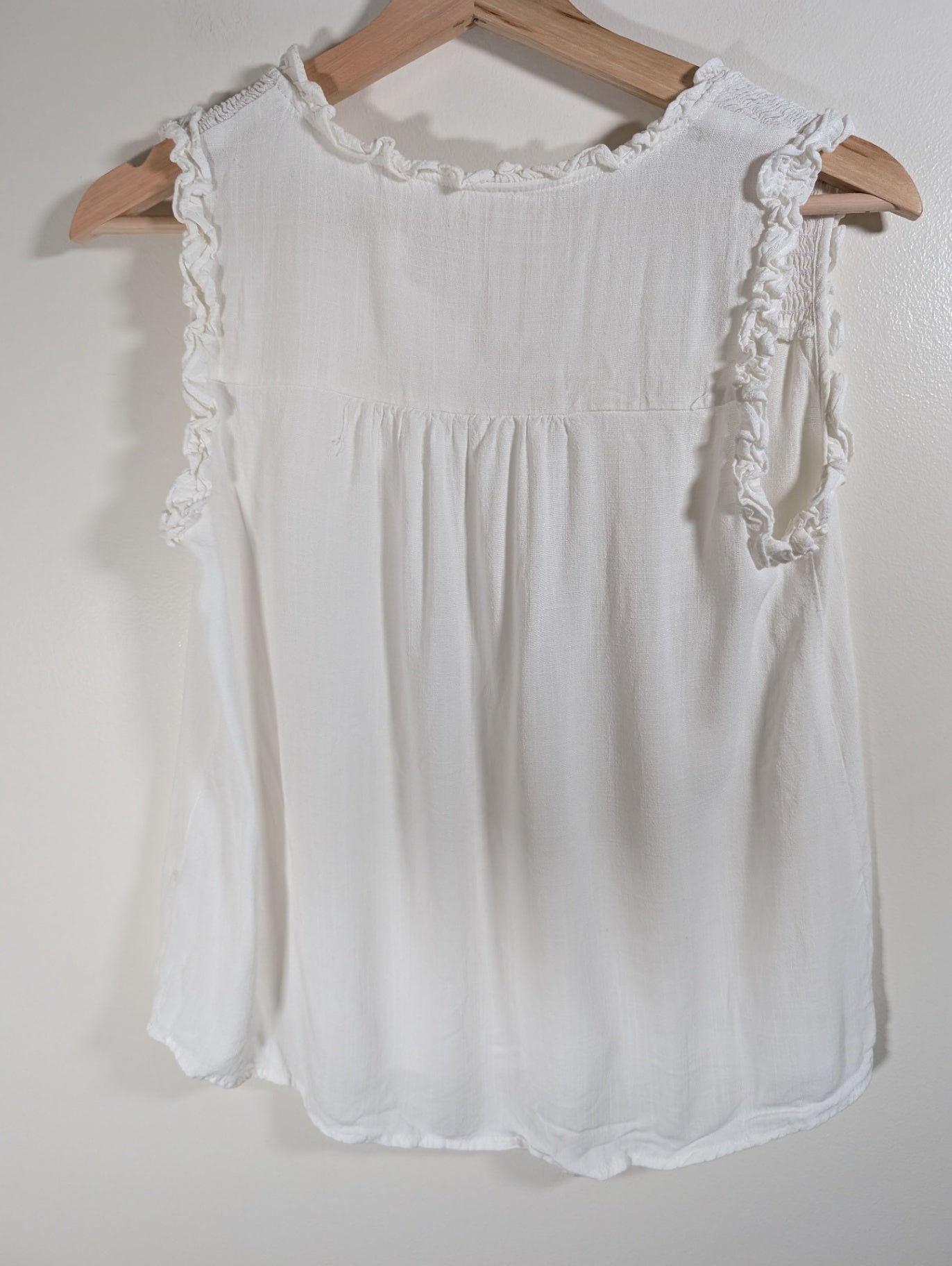 No label white ruffle blouse - appears small
