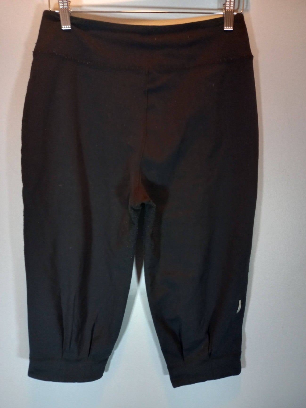 One Tooth Black Capri Leggings Sz L