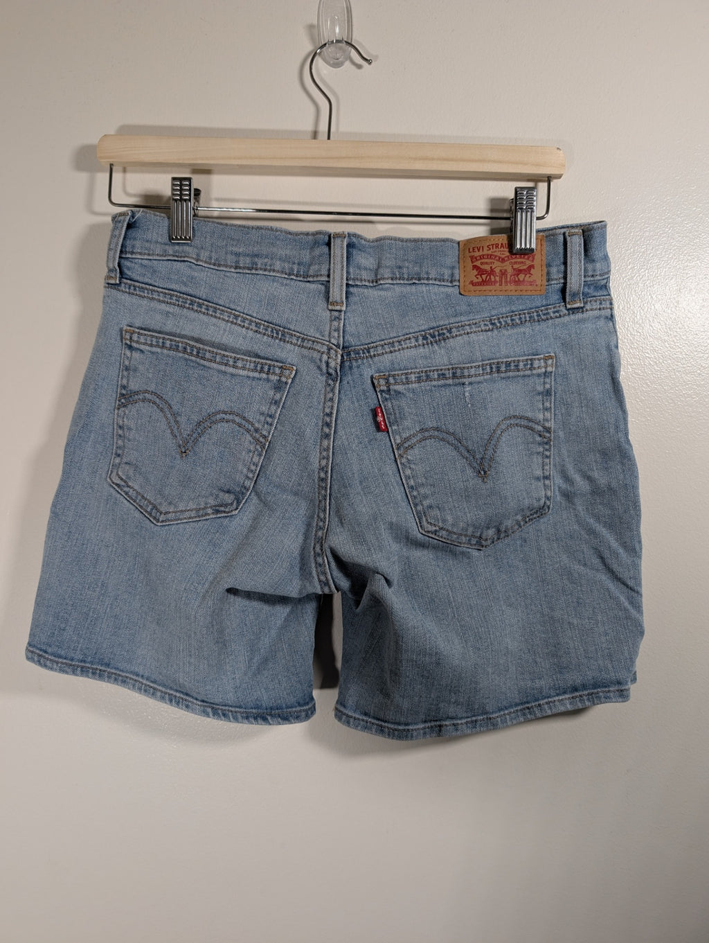 Levi's denim shorts - SZ 28
