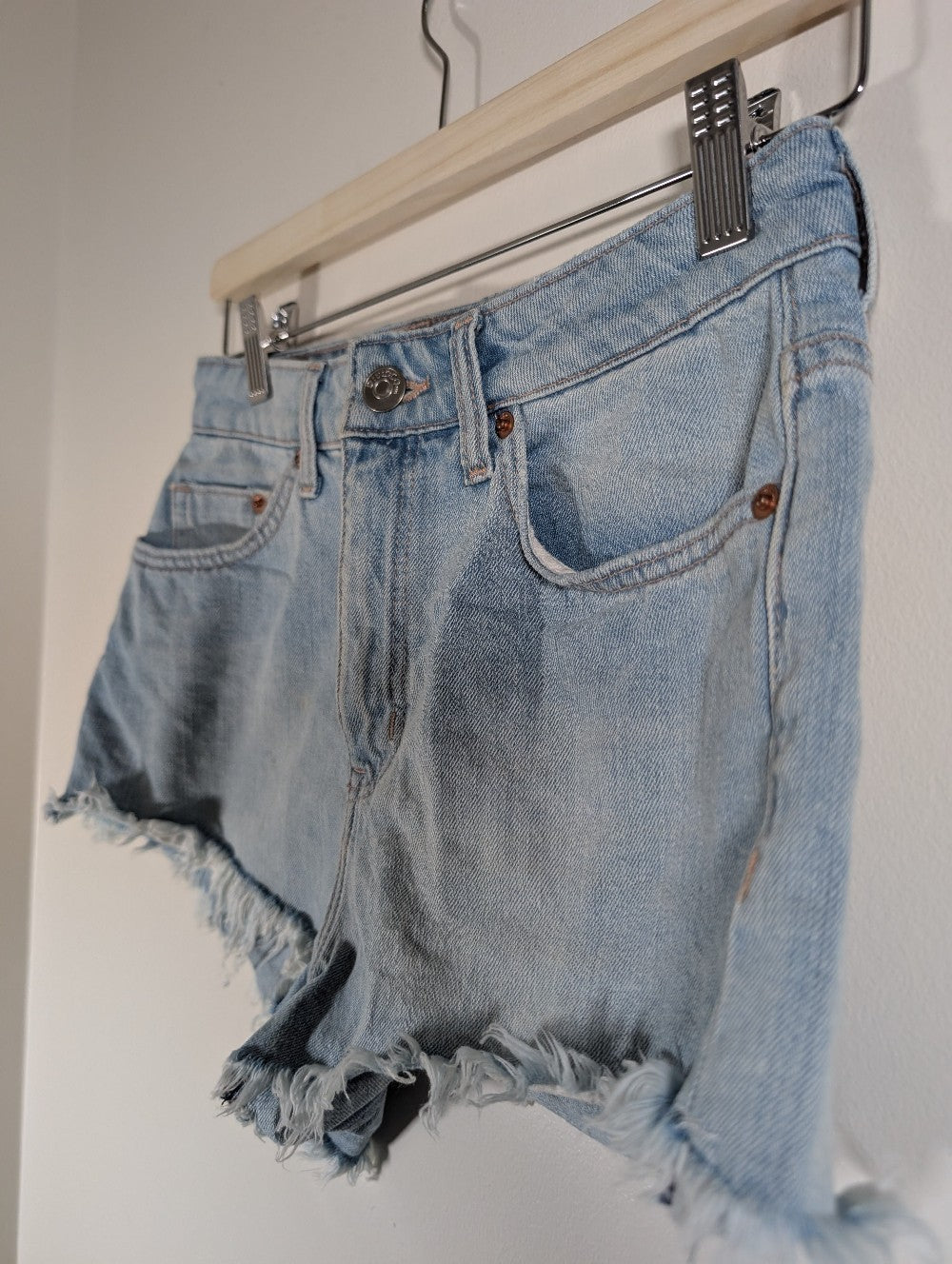 Divided H&M jean shorts - SZ 6 (Minor Flaw)