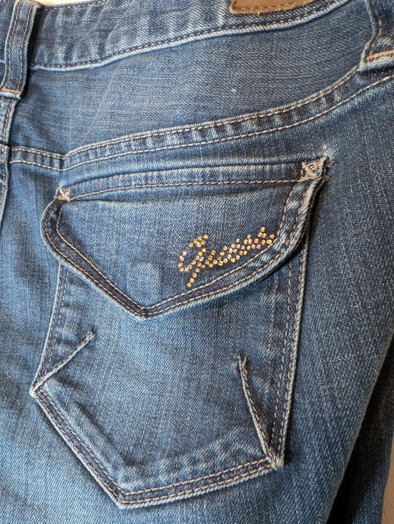 Guess starlet bootcut jeans - SZ 28 (Minor Flaw)