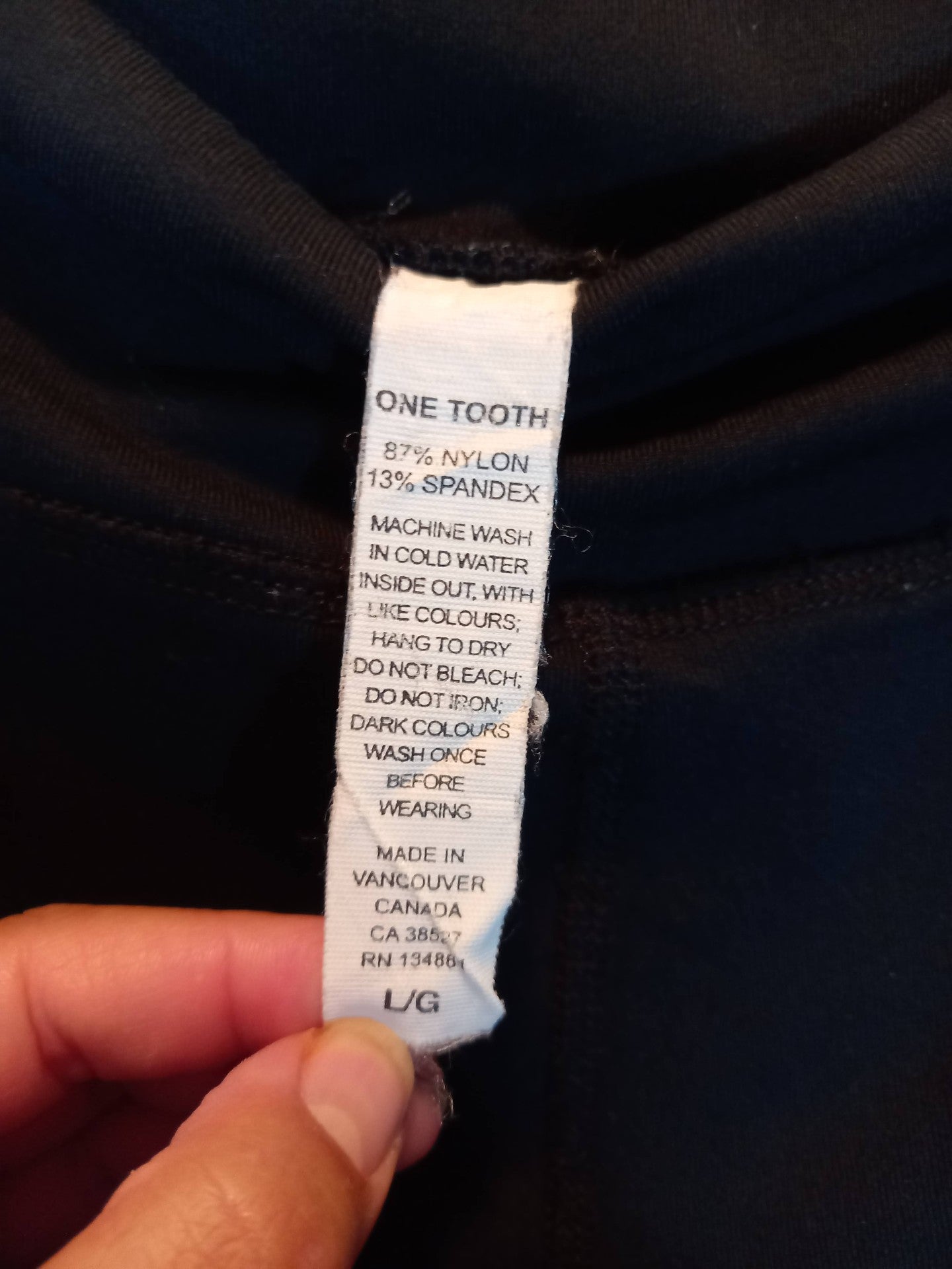 One Tooth Black Capri Leggings Sz L