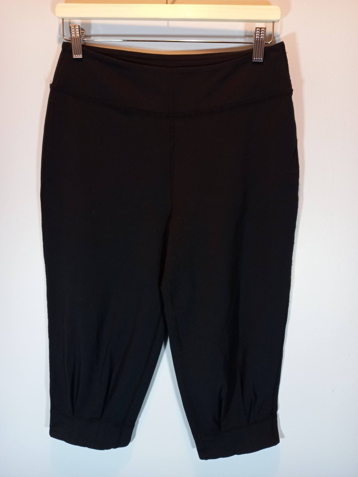 One Tooth Black Capri Leggings Sz L