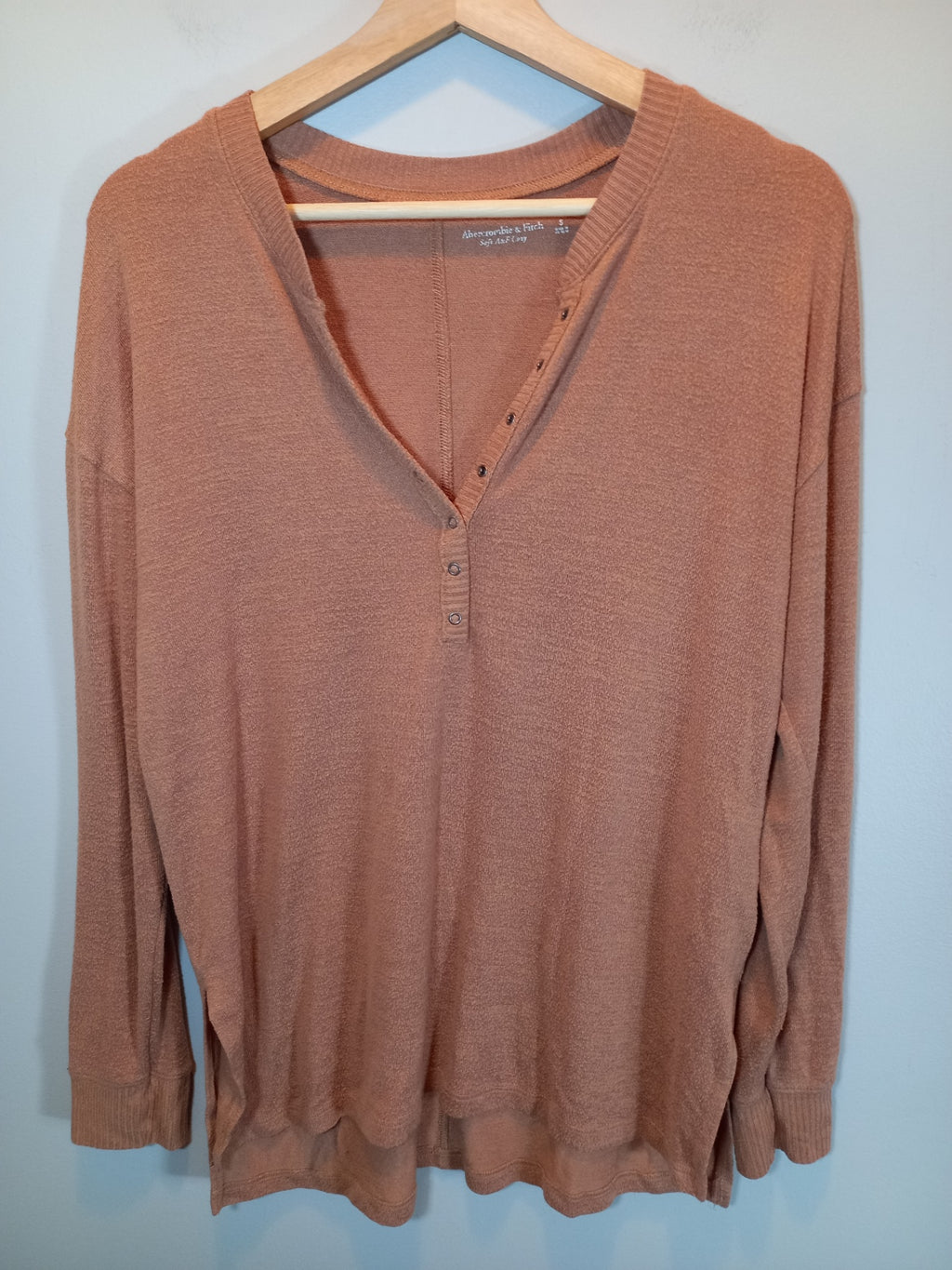 Abercrombie & Fitch tan long-sleeve - Small